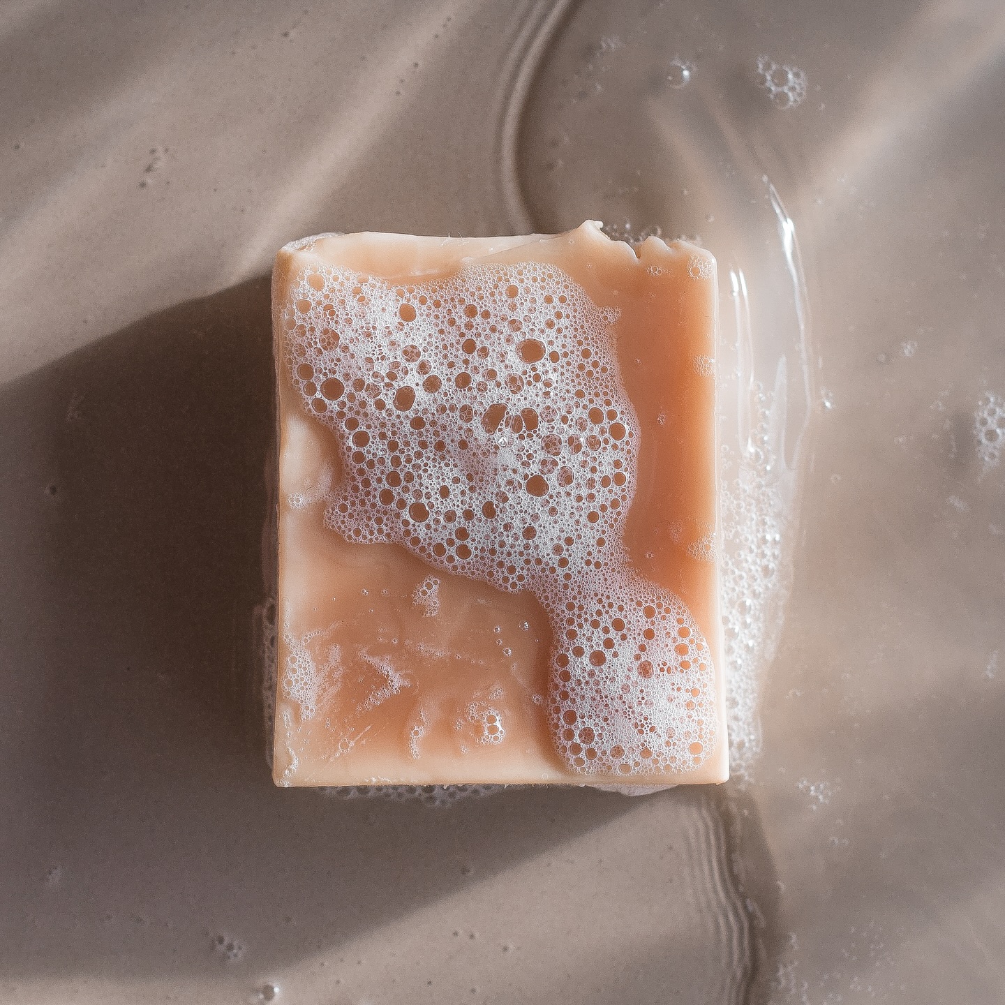 Looking to make your natural soap last as long as possible? Here’s 5 easy ways to extend the life of your bar ✨
1️⃣ Keep it as dry as possible between uses
The #1 goal is fast drying. Well-draining soap storage makes all the difference by keeping your bar out of standing water and allowing good airflow—this applies to shampoo and conditioner bars as well!
2️⃣ Keep bars out of direct water spray
In the shower, place them in the driest area you can—this is also helpful for shampoo and conditioner bars!
3️⃣ Cut frequently used bars in half
If your soap gets heavy use throughout the day, less surface area means less soap washing away or water pooling on the bar after use.
4️⃣ Use every last bit
When your bar gets small, pop the remnants into a soap bag or squish them onto the top of a new bar so nothing goes to waste.
5️⃣ Use your bar inside a soap bag or on a loofah
This helps reduce how much soap is used each wash while still giving a rich, satisfying lather. As a bonus, you get mild exfoliation and the soap bag easily hangs to dry.
Small changes, longer-lasting bars!
📷 @lightandlens.studio
