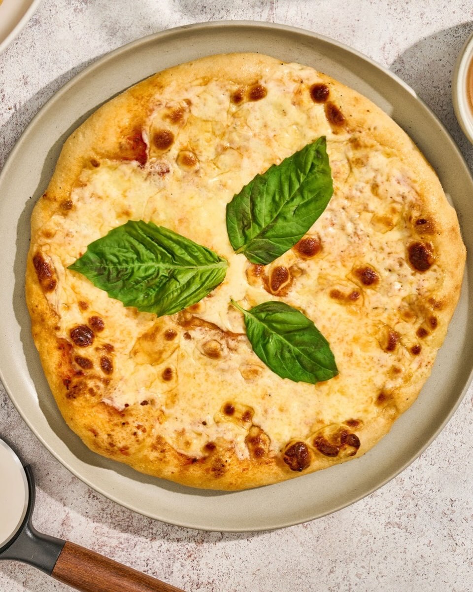 🤤 Pizza Margarita. Rojo San Marzano. Blanco Mozzarella. Verde albahaca. Naranja Bitta.
#bittapizza #tuslicetusalsa #pizzalover🍕