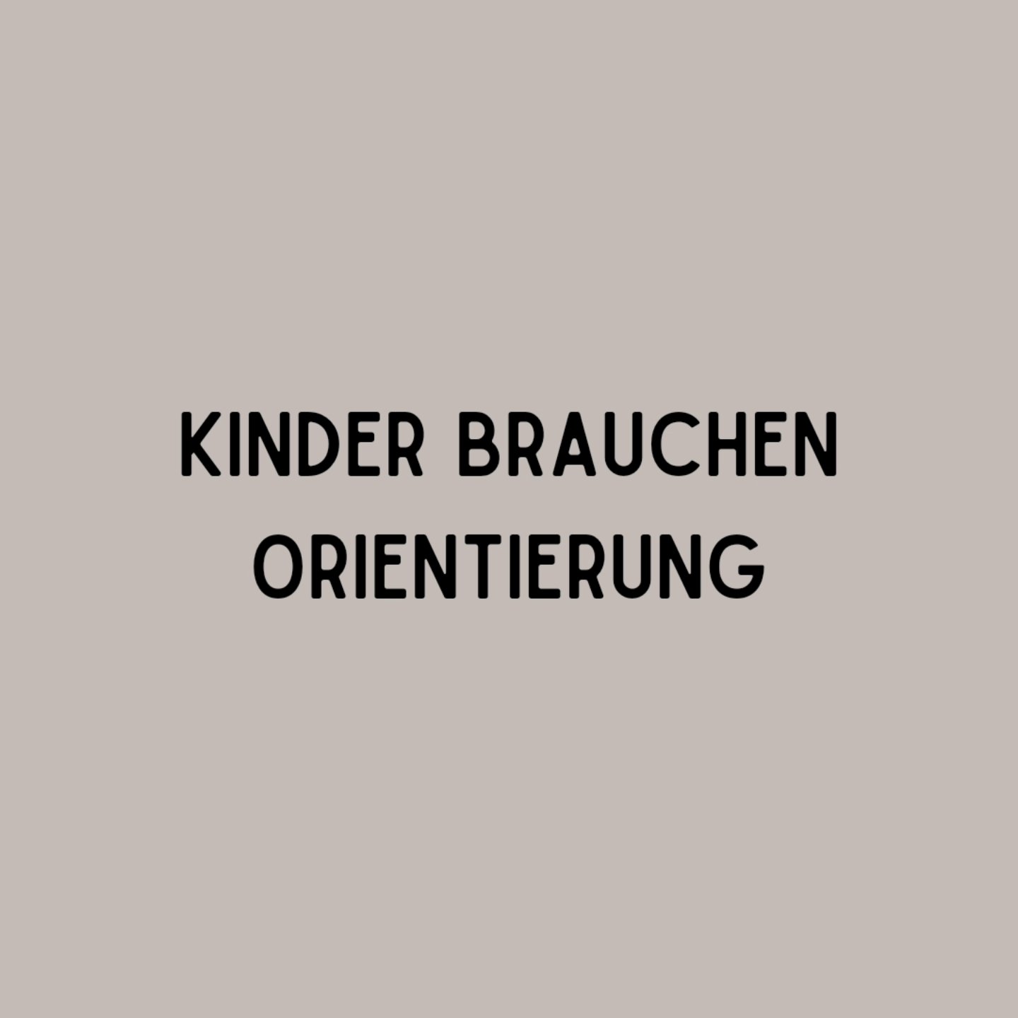 Viele Eltern sagen mir: «Wir begleiten unser Kind Bedürfnisorientiert». Bei genauerem Nachfragen stelle ich aber sehr oft fest, das Bedürfnisorientierte Erziehung oft völlig falsch interpretiert wird.
Kinder bekommen schon früh sehr viel Verantwortung, sollen selbst entscheiden (was im altersensprechenden Rahmen auch sehr wichtig ist) und Weinen oder «negative Gefühle» werden vermieden oder abgelenkt. Mir ist bewusst, dass das die Absicht der Eltern sehr wohlwollend ist, oft führt das aber eher dazu das Kinder verwirrt sind, dass ihnen Orientierung fehlt und das sie gar nie so genau wissen was eigentlich Sache ist.
➡️Ich sage dir heute: « Kinder brauchen vor allem Orientierung, sie brauchen Erwachsene die liebevoll die Führung übernehmen und zuverlässig sind. Und ja das heisst manchmal auch, dass Eltern Entscheidungen treffen müssen, die ein Kind nicht nachvollziehen kann und die Frust hervorrufen. Wenn ein Kind frustriert, wütend oder traurig über eine Entscheidung seiner Eltern ist, braucht es vor allem eine verständnisvolle Begleitung im Umgang mit diesen Emotionen. Und nein, das heisst nicht das Eltern dann ihre Entscheidung über den Haufen werfen sollen damit ihr Kind wieder glücklich ist, das bedeutet dann vor allem das Kind in seinen Gefühlen ernst zu nehmen, Verständnis für seine Situation zu zeigen und es darin zu begleiten.
Orientierung bedeutet fürs Kind Sicherheit, es weiss was Sache ist und kann sich auf seine Eltern verlassen, es kann sich entspannen, weil es weiss, dass seine Eltern die Verantwortung übernehmen. Wenn wir das auf die Schlafsituation übertragen, bringt Orientierung ganz viel Ruhe und Entspannung rein. Orientierung ermöglicht Kinder loszulassen und sich sicher zu fühlen und das sind wenn’s ums Schlafen geht ganz wesentliche Punkte die ein Kind unterstützen besser zu schlafen!
