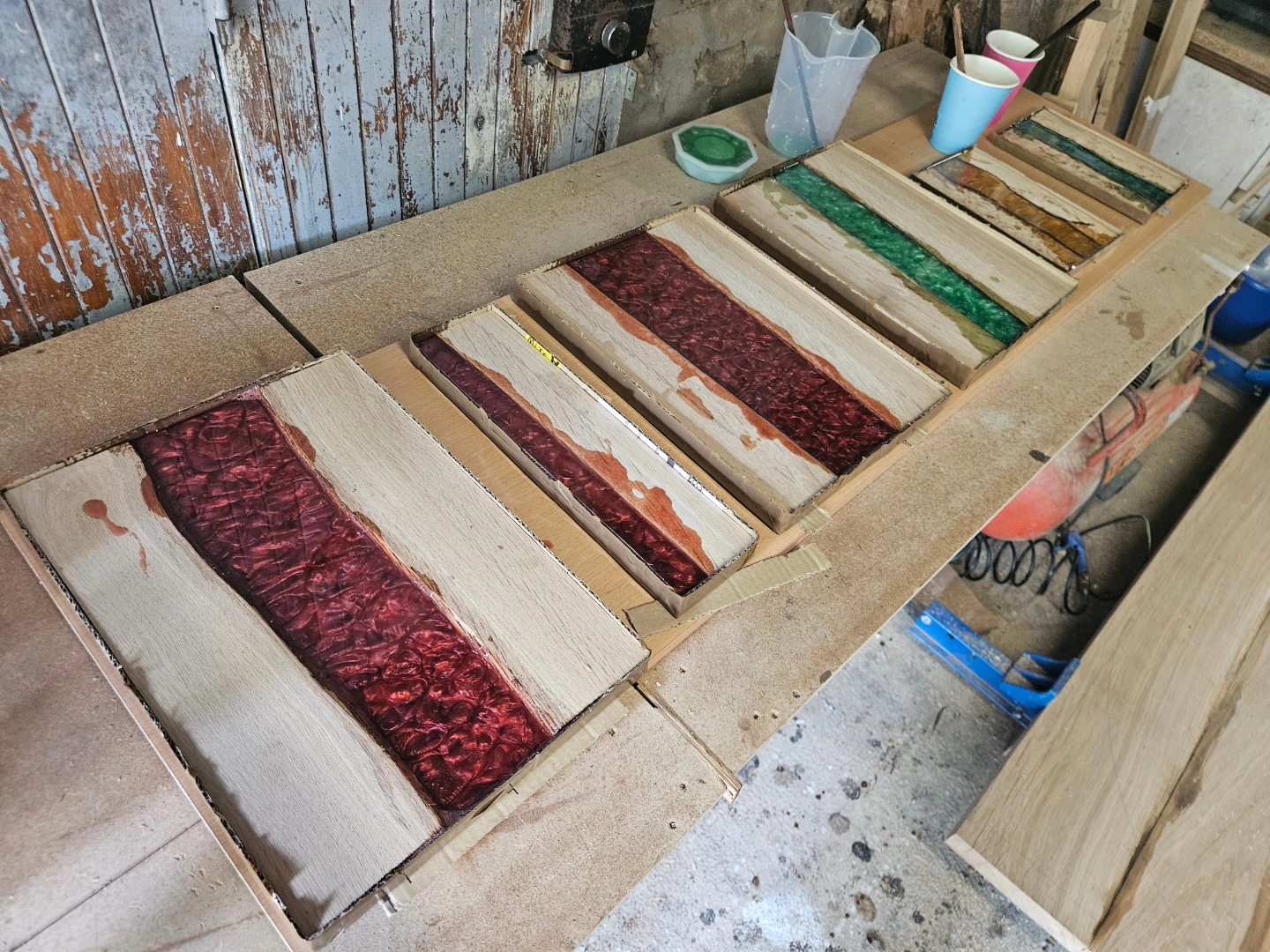 Dernière série de planche à découper 😉
#artisanatfrancais #lafabricdard #autoentrepreneur #epoxyart #epoxy #epoxyresin #woodworking #wood