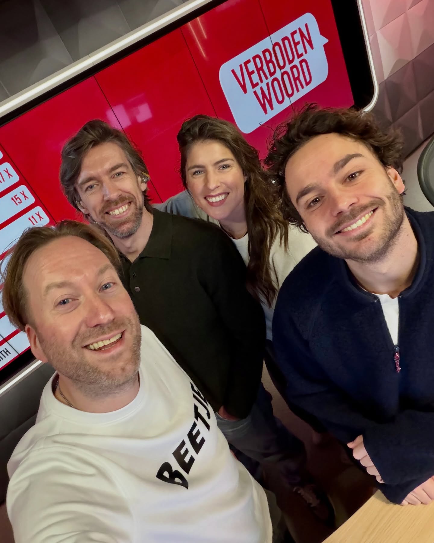 Sunday is for Swiping! 🤐 #week3
Was jouw week een beetje leuk?
1 - Beetje op de foto met zijn vieren
2 - Beetje afgepeigerd met Cain
3 - Beetje verrast! Dit lag nog in de kast!
4 - Beetje afvegen
5 - Beetje uit eten met Qmusic
6 - Beetje met Boele
7 - Beetje kapot tijdens deze waterpolo training
8 - Beetje petjes uitdelen (@sandrakoppelaar.fotografie )
9 - Beetje koffietonic (of zoiets)
10-Beetje backstage!