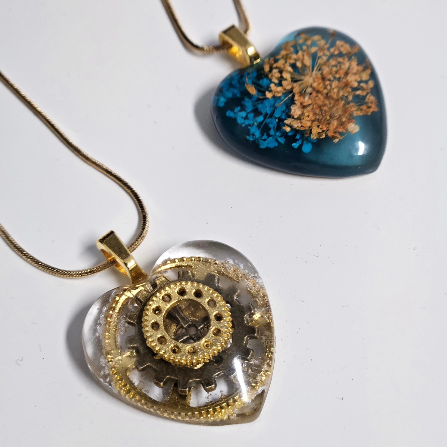 Zijn ze niet lovely? Binnenkort te koop op mijn website. Dit is een preview 😎
#sieraden #resin #ketting #hangertje #Pastellum