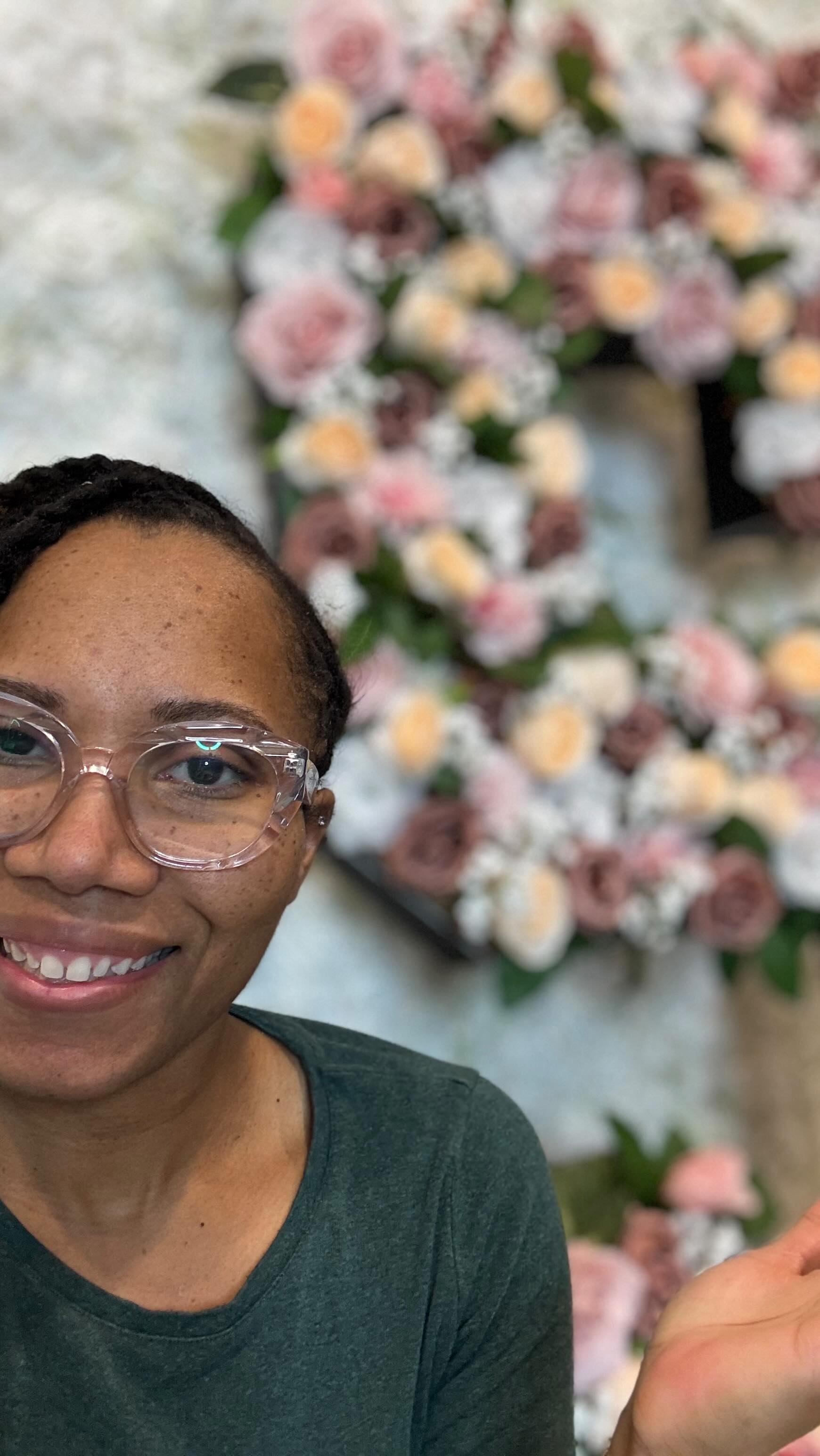 Ran out of florals at the bottom, so I improvised with ivy 🌿
BTS moments always tell the real story — and sometimes the save is even better than the plan. 🙏🏽
#floralbackdrop
#eventstyling
#btsreel
#eventrentals
#creativeprocess