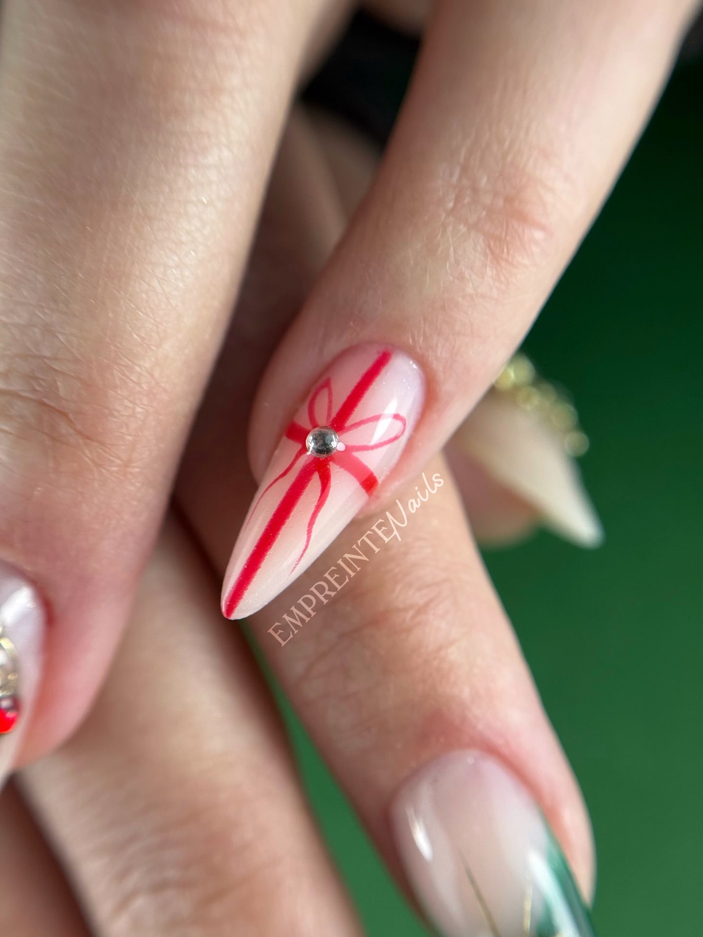 Élégance festive jusqu’au bout des ongles ✨
Un mélange de nude délicat, de verts profonds, de touches rouges et de strass pour une manucure chic, raffinée et pleine de caractère.
Chaque détail a été pensé pour sublimer la main et apporter cette petite magie qui fait toute la différence 💚❤️
