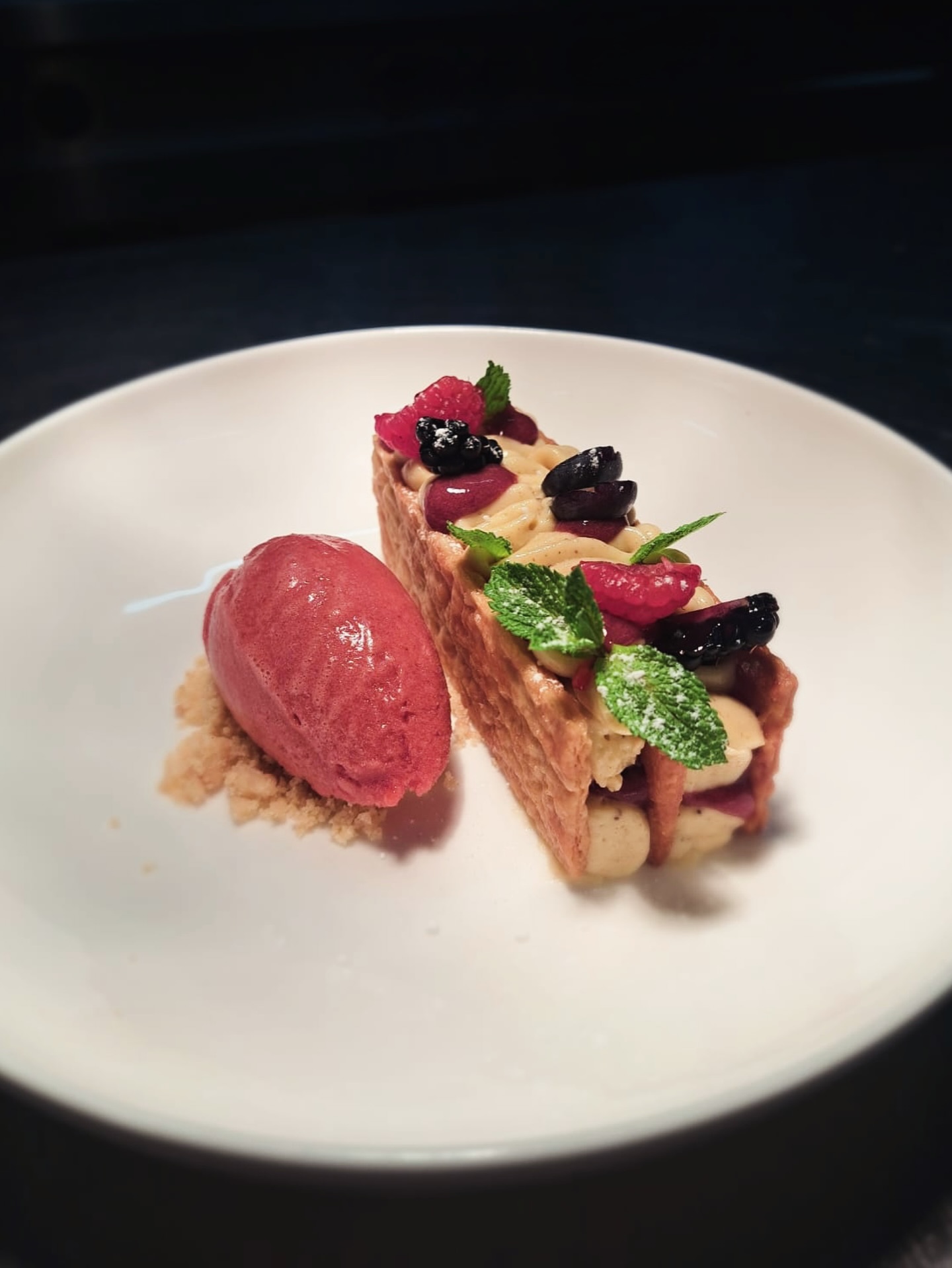 Fränkisch. Fein. Mit Heimatgefühl. 💜
Unser neues Fränkisches Millefeuille ist da!
Knuspriger Blätterteig, Tahiti-Vanille-Crème und natürlich Quätschich – als Frucht, als Akzent und als Sorbet.
Warum Quätschich?
Weil sie bei uns einfach dazugehört.
Weil man sie aus Kreuzwertheim kennt und liebt.
Und weil fränkische Küche für uns Tradition und Moderne miteinander verbindet ⭐️
Ab sofort Teil unserer neuen Speisekarte!
Wer kommt probieren? 😋
#fränkischeküche #quätschich #heimatküche #wertheim #bestenheiderstuben