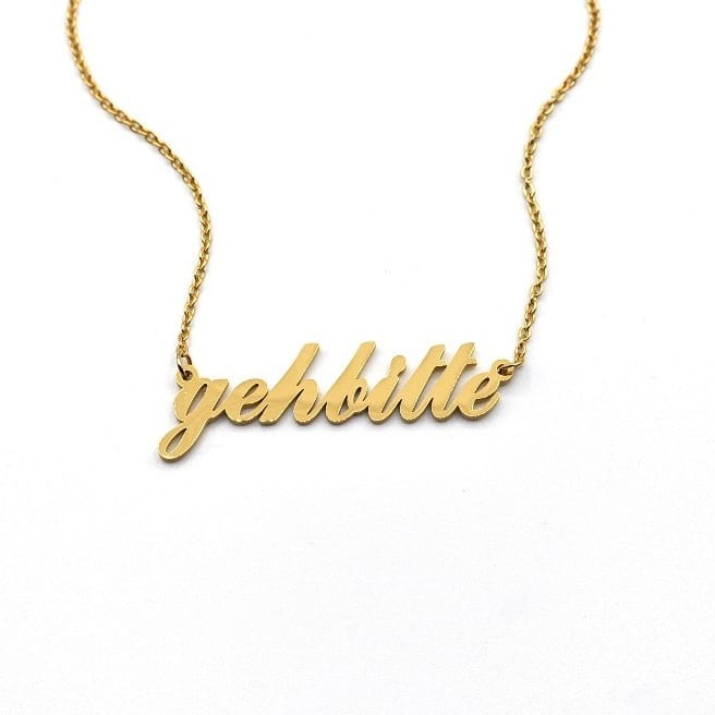 Wer gehbitte noch nie gehört hat, war noch nie in Wien. Nicht ganz so flexibel einzusetzen wie oida, ist ein langgezogenes gehbiiiiitteee als Ausdruck der Verzweiflung mit der Welt und deren Gesamtzustand ebenso anzutreffen wie ein augenrollendes gehBITTE a.k.a. Das kannst der Urstrumpftant erzählen! Im Gegensatz zu oida hat sich das gehbitte aber noch keinen Platz im Ranking der positiv besetzten Wörter erobert: ganz klassisch Wienerisch wird es eben doch meistens zum Raunzen verwendet. Nur als kurzes nagehbitte kann man es als tröstenden Ausdruck der Nachsicht verstehen: “Keine Sorge, wird schon alles nicht so schlimm!”
#wienergold #bussibaba #oida #gehbitte #talklikemundl #wien #vienna #wienerisch #wienliebe #wienerwortschatz #schmuckaufwienerisch #wienistanders #wortschätze #wieneralltag