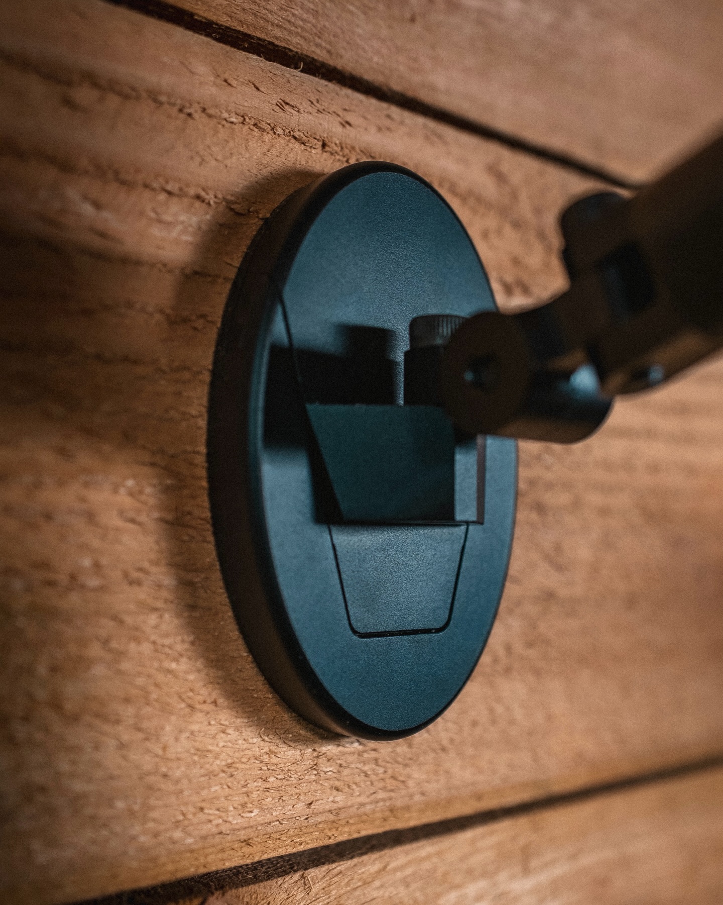 Our easy to install modular wall plate-to-telescopic arm bracket is a design we are super happy with. It makes the install process a breeze and allows one to easily move and change out their uniquely positioned euros to other placements in and around the room.
.
.
.
#uroadx #euromount #europeanmount #deerhunting