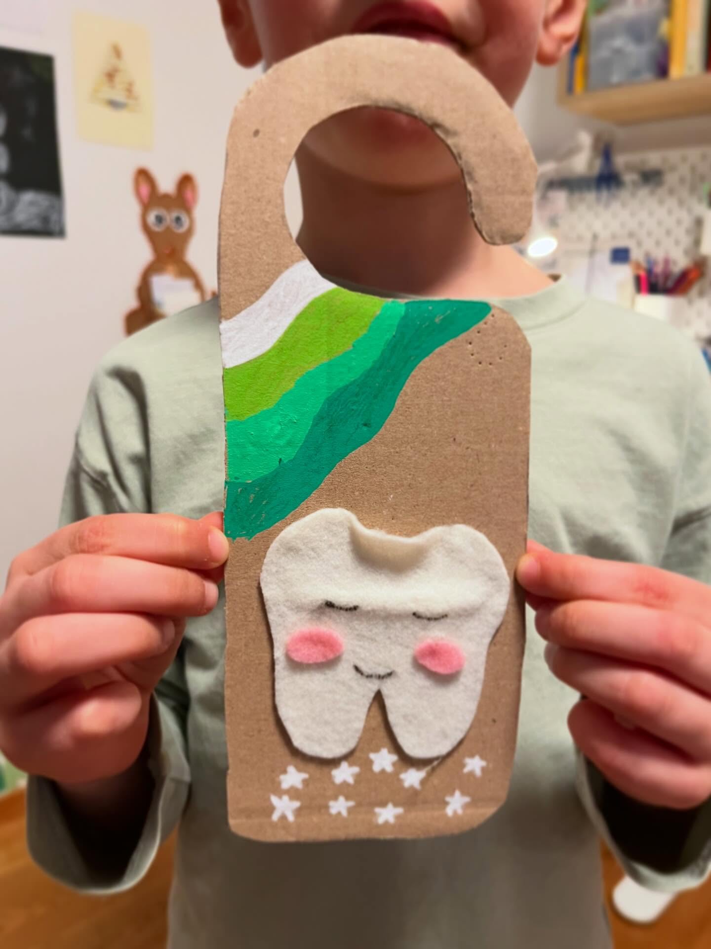 🇬🇧Tooth Fairy door sign 🐭🦷
Last night, for the very first time, the Tooth Fairy came by… and not for nothing — two teeth fell out on the same day!
A big milestone after a long wait (7 and a half years)!
To celebrate, we made together a lovely door sign to put the tiny teeth inside and help the fairy on her nightly mission.
A big thank you to Maéva (@lesmercredissouslapluie ) for this wonderful tutorial from her first book Les mercredis sous la pluie.
Some cardboard, felt, a bit of hot glue, and a few Posca touches… a simple and creative little project to make with your child, perfect for holding those precious baby teeth.
—
🇫🇷La pancarte pour la petite souris 🐭🦷
La nuit dernière, pour la toute première fois, la petite souris est passée… et pas pour rien : deux dents tombées le même jour !
Grand événement après une longue attente (7 ans et demi) !
Pour marquer le coup, nous avons préparé ensemble un joli marque-porte pour y glisser les petites dents et aider la souris dans sa mission nocturne.
Un grand merci à Maéva (@lesmercredissouslapluie ) pour ce super tutoriel issu de son premier livre Les mercredis sous la pluie.
Du carton, de la feutrine, un peu de colle chaude et quelques touches de Posca… une création simple et originale à réaliser avec votre enfant pour y déposer ses jolies dents de lait.
—
Tooth Fairy Sign | Tooth Fairy Craft | DIY Tooth Fairy Ideas | Felt and Cardboard Craft | Losing Baby Teeth | Pancarte Petite Souris | Activité Manuelle Enfant | Bricolage en Famille | Création en Feutrine et Carton | Petite Souris | Dent De Lait | Pyssel för Barn | Filt och Kartong Pyssel | Familjepyssel
—
#panduromyway #panduro(posca markers, felt, glue gun purchased from @panduroofficial ) #toothfairyiscomingtonight #craftwithkids #loisircreatif