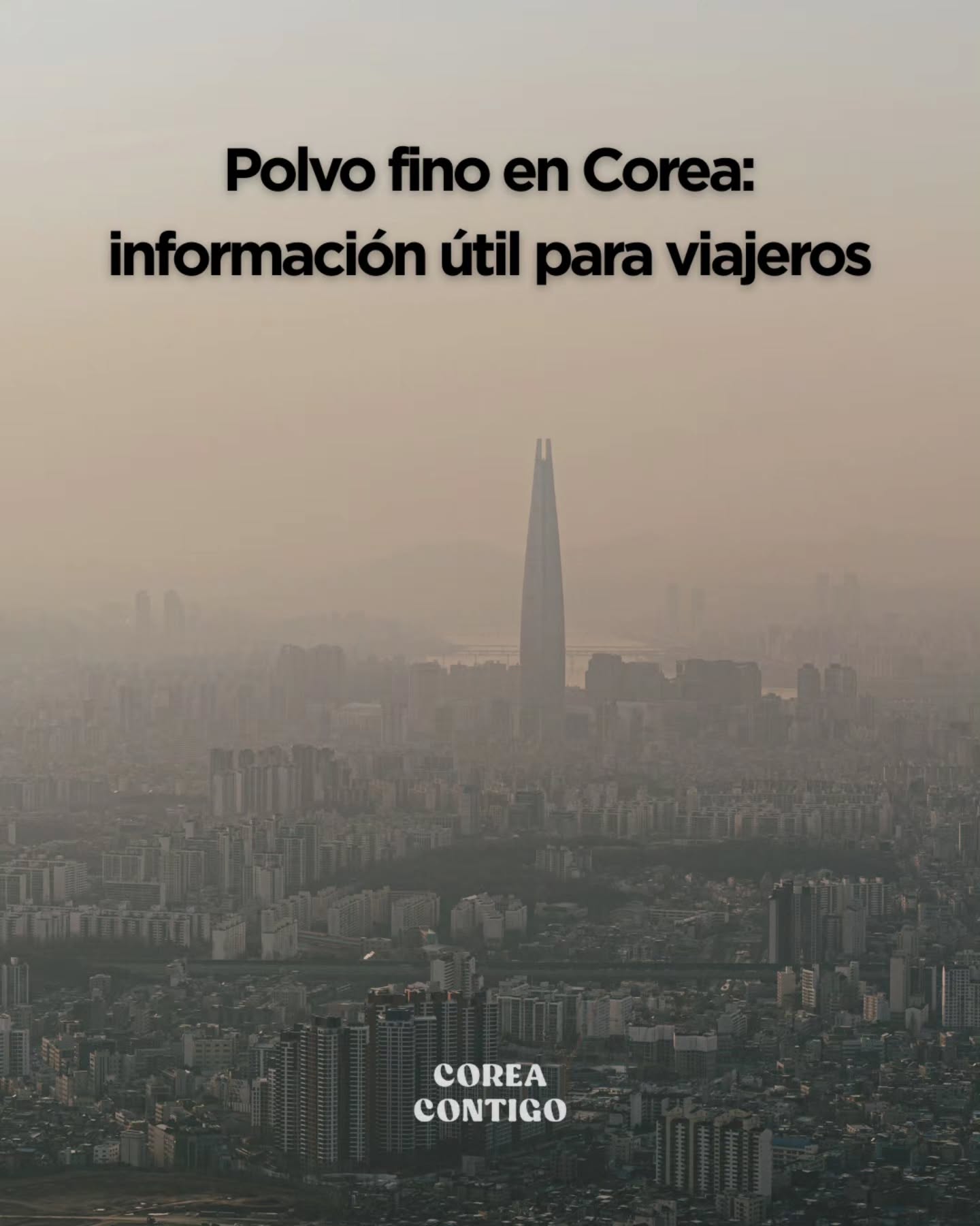 🌫️ Polvo fino en Corea: información útil para viajeros
❓ ¿El polvo fino es solo contaminación?
No exactamente.
El polvo fino (PM10) y el polvo ultrafino (PM2.5) aparecen por una combinación de contaminación y condiciones climáticas.
✔️ Tráfico, industria y calefacción
✔️ Dirección del viento
✔️ Presión atmosférica y circulación del aire
Por eso, no todos los días son iguales, incluso dentro de la misma ciudad.
❄️ ¿Por qué en invierno a veces hay más polvo cuando hace menos frío?
Este punto suele sorprender a muchos viajeros.
🔹 Días muy fríos
- El aire se mueve más
- El viento ayuda a dispersar las partículas
➡️ La calidad del aire suele ser mejor
🔹 Días de invierno más templados
- Poco viento
- Aire estancado
- Las partículas se acumulan cerca del suelo
➡️ Peor calidad del aire
👉 No es el frío lo que empeora el aire, sino la falta de viento.
✈️ Consejos prácticos para viajar a Corea
📱 1. Revisa la calidad del aire a diario
Más importante que la temperatura.
Apps recomendadas:
- AirVisual
- Naver Weather
En Corea, revisar la calidad del aire es parte de la rutina diaria.
😷 2. Usa mascarilla (cubrebocas / tapabocas) adecuada
- KF94: días con niveles altos
- KF80: suficiente para la mayoría de los días
Se consiguen fácilmente en farmacias y tiendas de conveniencia
⚠️ Las mascarillas de tela no protegen contra el polvo fino.
🗺️ 3. Ajusta tu plan según el día
Días con mala calidad del aire:
- Museos
- Cafés
- Centros comerciales
Días con aire limpio:
- Palacios
- Parques
- Caminatas urbanas
El polvo fino forma parte de la vida cotidiana en Corea, pero con información y pequeños ajustes, no arruina el viaje.
Viajar informado es viajar tranquilo.
#corea #coreadelsur #coreacontigo #coreacontigotour #viajeacorea #turismocoreano #toursenespañol #toursencorea #guíaenespañol #ConsejosDeViaje #TipsDeViaje #ViajarInformado #ViajarSeguro #CalidadDelAire #PolvoFino #AireEnCorea #ContaminaciónDelAire #VidaEnCorea #미세먼지 #초미세먼지