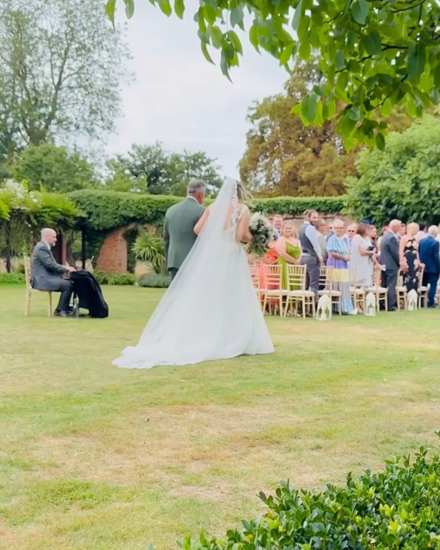 Bridal walk in action…
Here is a candid snap of this Bridal entrance at @woodhallmanor - music had been personally chosen & requested to compliment the elegance of the Walled Garden & the couple’s happy guests.
www.daniellaw.co.uk (Link in Bio)
#woodhallmanor #seckfordhall #suffolkweddingvenue #weddingmusic #2027wedding
