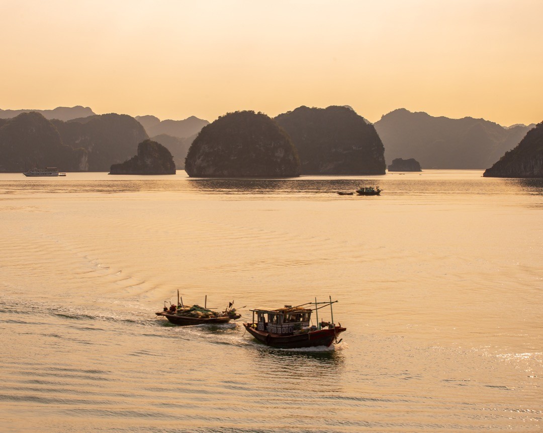 The wonderful Hạ Long Bay, Vietnam. The bay consists of a dense cluster of some 1,600 limestone monolithic islands each topped with thick jungle vegetation, rising spectacularly from the ocean. Several of the islands are hollow, with enormous caves.
.
.
.
#photography #people #photographyislifee #canon #canonphotography #travel #travelphotography #vietnam #ThroughTheLens #PicOfTheDay #PhotographDaily #worldcaptures #tourism #worldplaces #worldingram #traveller #traveler #instapassport #travelpics #tourist #travelphoto #wanderlust #explore