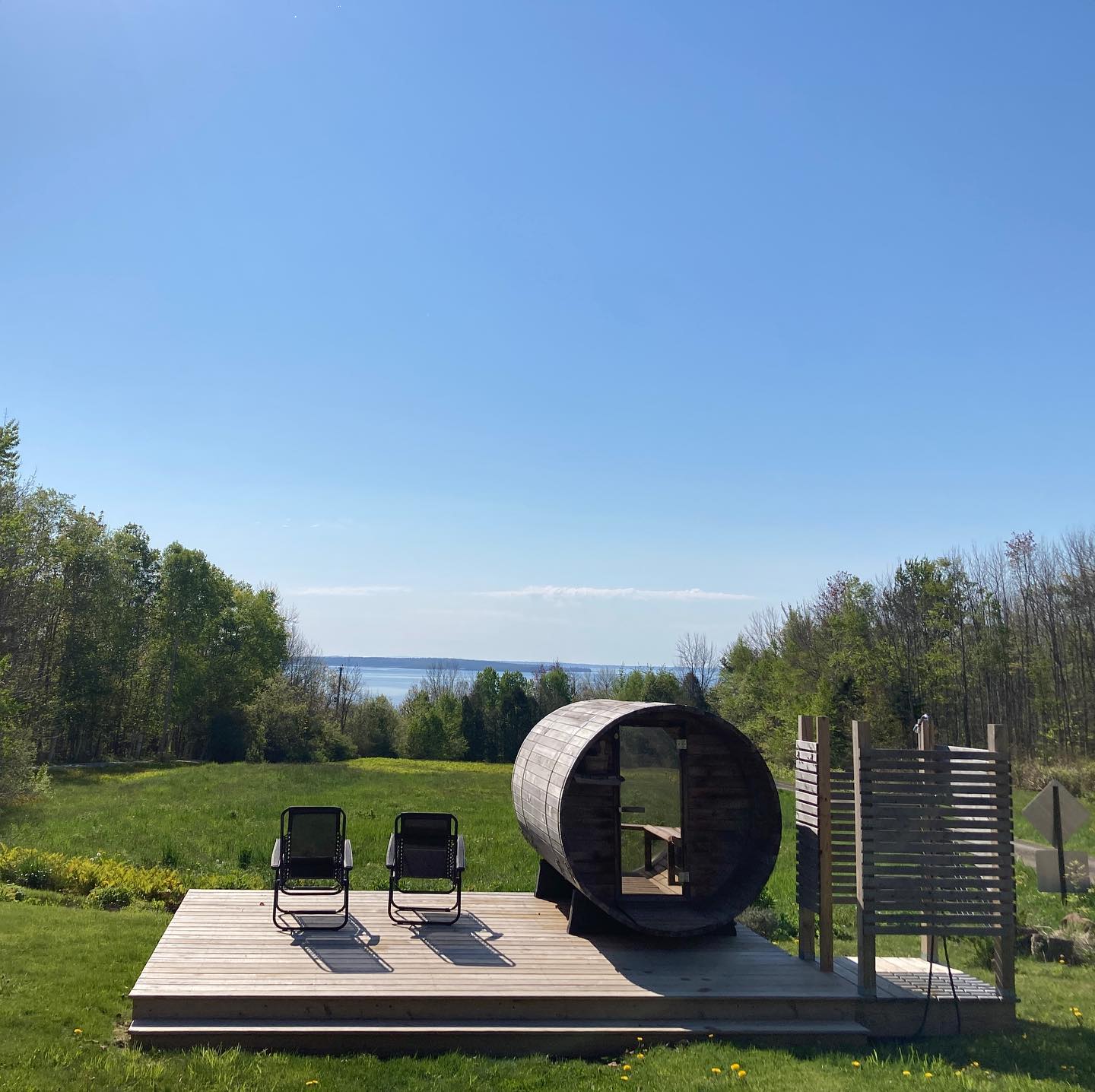 It’s beginning to feel like summer! The motel opens this Friday, the 21st! The season is looking busy, so book now for the best availability. We look forward to a fun, safe and healthy season and hope to see you! #lincolnvillemotel #maine #summer #ɢᴇᴛᴠᴀᴄᴄɪɴᴀᴛᴇᴅ #keepmainehealthy