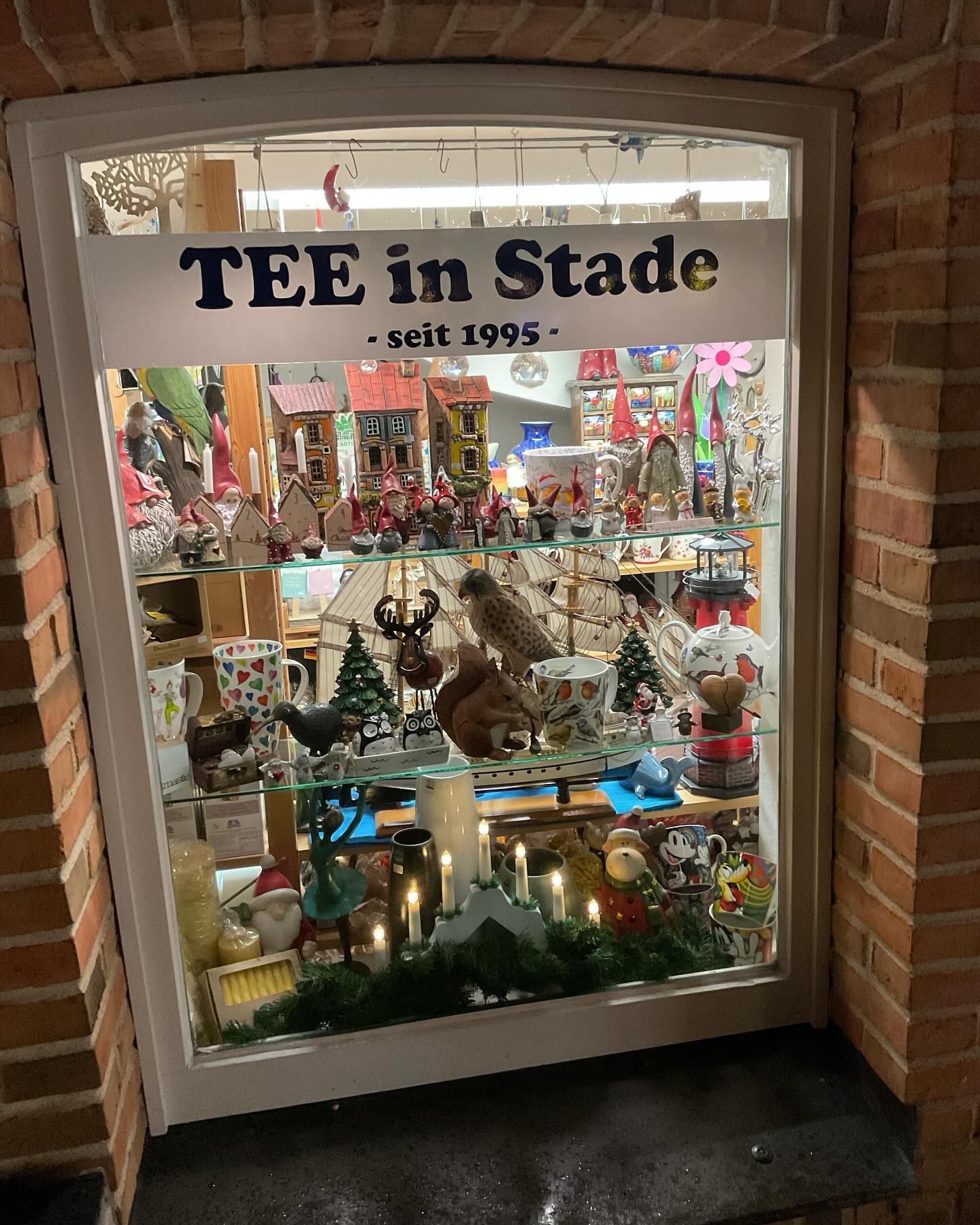 Advent, Advent, bald ein Lichtlein brennt!! Wir haben an allen Advent-Samstagen bis 18 Uhr geöffnet!! Es gibt viel zu entdecken, see you 🎄🕺🏻 #kreisstade #landkreisstade #teefreunde #loveislove #spassbeiderarbeit
