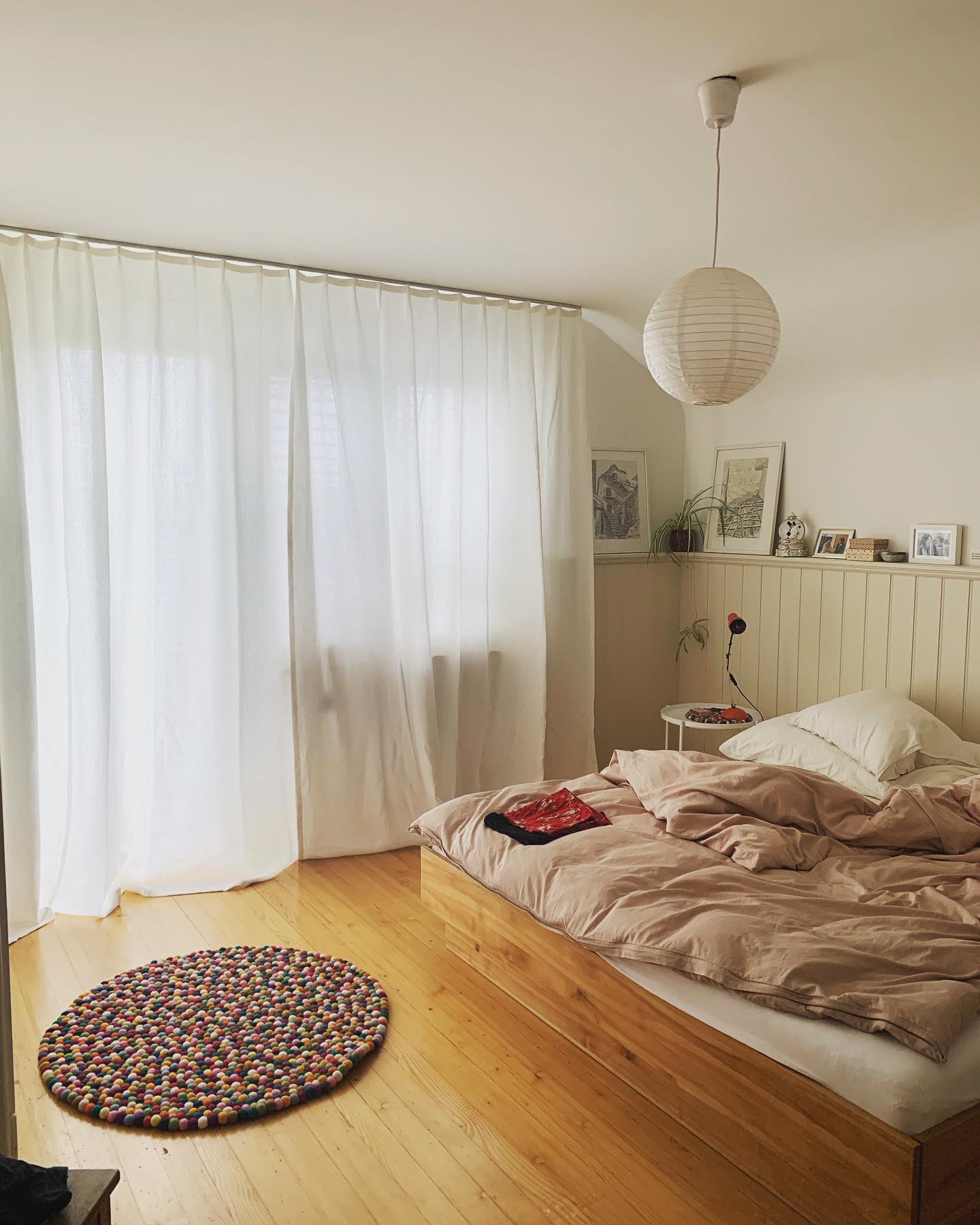 Habe ich euch schon mal erzählt wie schwierig es ist Vorhänge zu Fotografieren 💆🏼♀️ oft stimmt das Licht nicht. Also wie immer sind sie im Original noch schöner. Fallende Leinen im Schlafzimmer… sind aber auch so schon sehr schön. #rostoffe #innendekorationen #dekoration #wohnen #polsterei #vorhänge #wandverspannung #interiordesign #natürlichwohnen #winterthur #swissdesignblog #Innenarchitektur #Handmade #swissmade #handwerk #innenarchitektur #zuerich #zürich