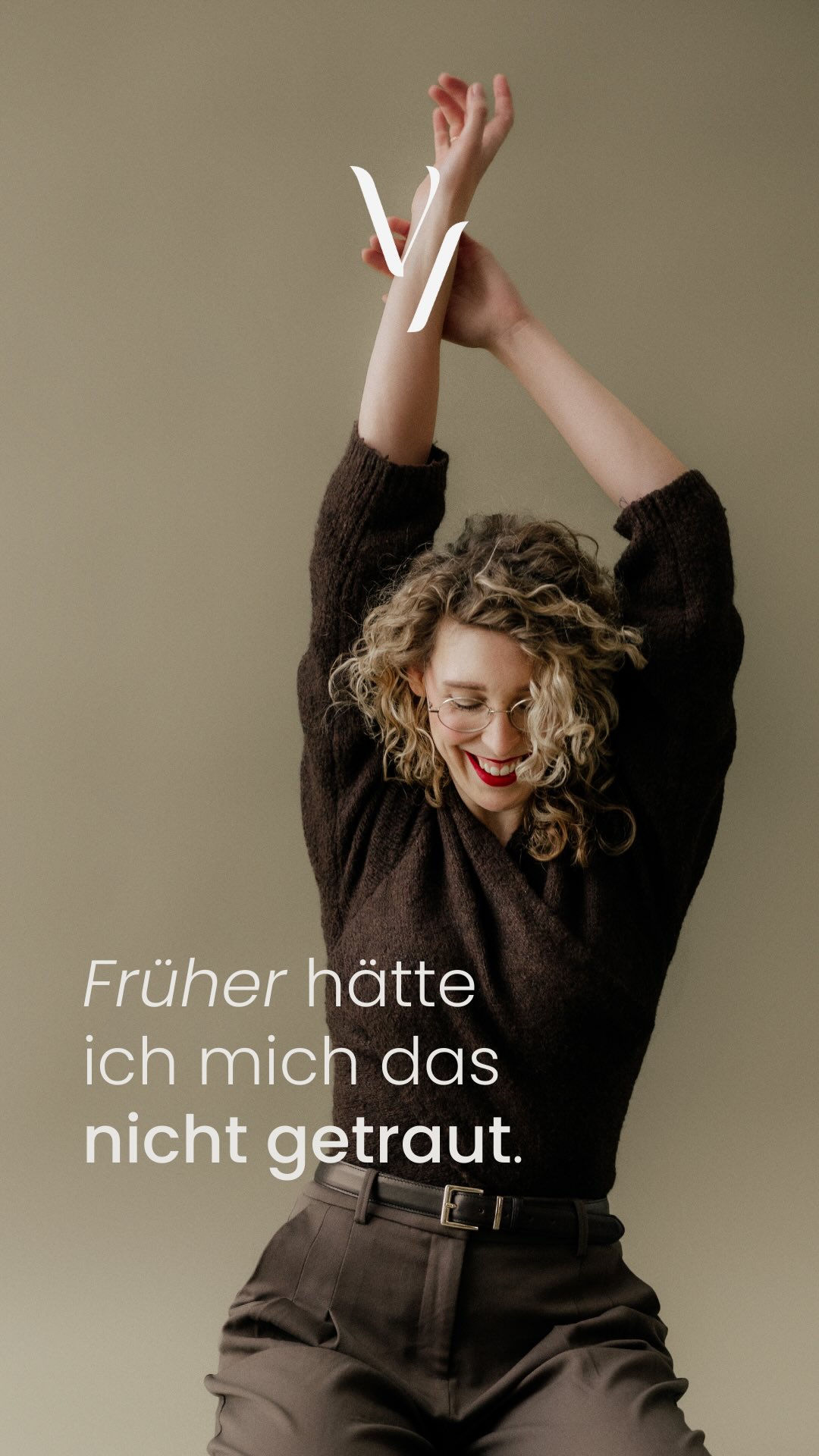 Mich im Bewegtbild zu filmen und zu zeigen, hat mich wirklich viel Überwindung gekostet 🫢
Ich muss aber sagen, es hat sogar ein bisschen Spaß gemacht am Drehtag 😀
Nicht, weil ich plötzlich viel mutiger geworden bin.
(Okay, vielleicht ein kleines bisschen 😉)
Sondern weil ich inzwischen verstanden habe, dass Sichtbarkeit nichts mit Perfektion zu tun hat.
Menschen kaufen von Menschen.
Diesen Satz hört man oft.
Und trotzdem wird er selten wirklich gelebt.
Denn am Ende geht es nicht nur um gute Arbeit!
Es geht darum, ob es matched!
👉🏻 In der Haltung.
👉🏻 In den Werten.
👉🏻 In der Art, wie wir arbeiten.
Und um das herauszufinden, reicht es nicht,
sich hinter schönen Portfolioprojekten zu verstecken.
Deine Arbeit zeigt, was du kannst.
Aber deine Persönlichkeit zeigt,
WER du bist ✨
Und genau das ist es,
warum sich Menschen am Ende
für einen entscheiden 🙌🏻
Für mich war das ein ziemlich grosser Lernprozess. Und vielleicht ist es das für dich gerade auch.
Erzähl mal!
Wo traust du dich schon, dich zu zeigen
und wo noch nicht?
📷
Ich bin Vicky,
Personal Brand Fotografin.
Sichtbarkeit beginnt für mich bei Persönlichkeit.
Ich begleite dich dabei, sichtbar zu werden,
ohne dich verstellen zu müssen.
Damit nicht nur dein Portfolio überzeugt,
sondern vor allem du.
Mit deinen Werten, deiner Haltung
und der Art, wie du arbeitest.