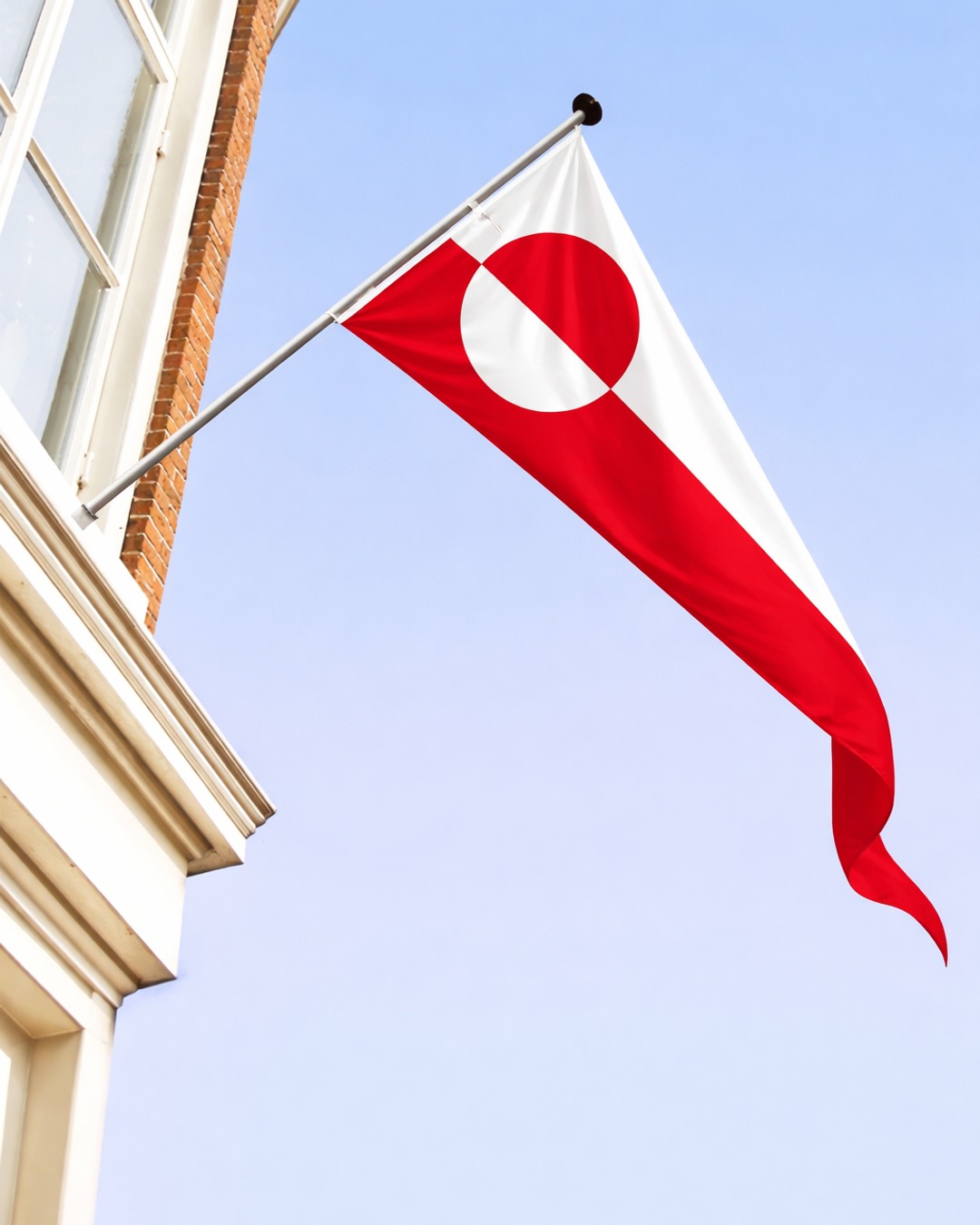 Hev flaggstangen med vår stilige grønlandske vimpel! 🏴☠️ Den perfekte kombinasjonen av tradisjon og kvalitet. 🌟 Link in Bio #Grønland #Vimpel #Flaggbutikk