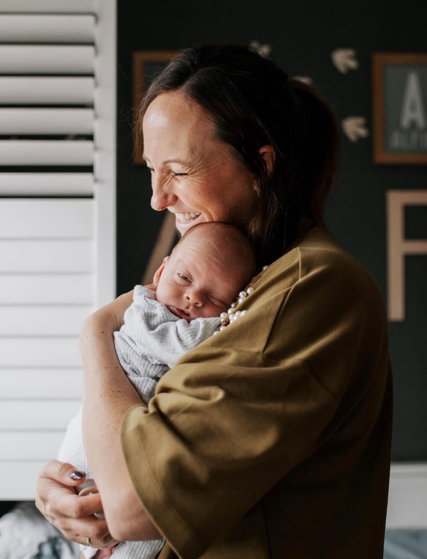 Newborn photoshoots are a bit of a luxury.
But they’re one of the few things you buy that actually gets more precious over time.
You’re not just getting lovely photos. You’re capturing a time you will honestly struggle to remember the details of.
And your baby gets something to show their own kids decades from now about where their story started.
This always gives me goosebumps when I think about it.
I’d give anything for proper newborn photos of me and my daughter showing what the first few weeks of her life at home looked like.
Instead, I’ve got a million of her and 3 with me in them! 🥹 ♥️