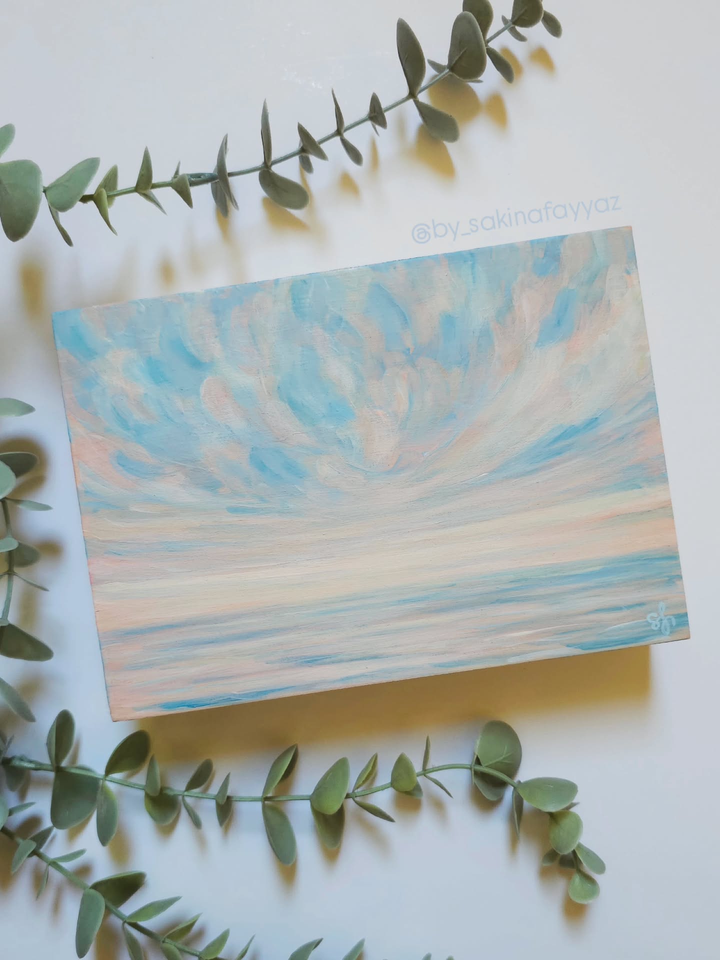 2025 was filled with learning, growth, and new experiences. And now as 2026 begins, it also brings a big change for us– moving back to our home country! I painted this piece to commemorate that transition and the journey ahead of us.
Just as a sunrise is a promise of a new day with fresh possibilities, we are stepping into this next chapter of our lives with hope for what’s to come. I am nervous, but excited too!
So, here’s “To New Beginnings” 🥂
13 × 18 cm | Acrylic on cradled oak wood
✨️Update: SOLD✨️