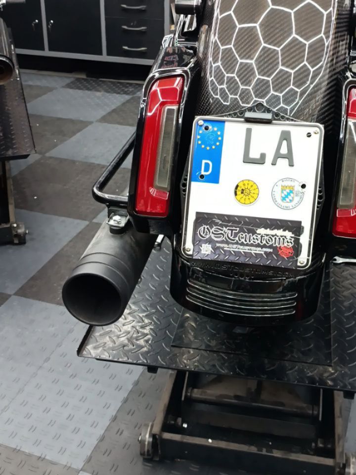 Update 1: Step1 is DONE! ✅🔥🚀
Die Heck-Conversion auf das 2025er Modell steht! 🍑🔥 Das Ziel war ein cleaner, moderner Look für die 2023er Road Glide Special – und das Ergebnis spricht für sich. 💎🛠️
Heckfender: Gefertigt aus ECHTEM CARBON. 💎 (Carbon Carbon!) Keine Kompromisse bei Material und Struktur. ✨
Beleuchtung: Full Upgrade auf die neuen 2025er LED Rücklichter. 💡🚥 Modernste Lichttechnik trifft auf High-End-Material.
Dash Panel: Um die Linie perfekt abzuschließen, wurde das Dashboard passend im Carbon-Style foliert (Wrapping). 🏁😎
Der erste Schritt der Verwandlung ist abgeschlossen. Echter Carbon-Look kombiniert mit dem 2025er Facelift. 🚀💥
Seid gespannt! Bleibt dran und wartet auf die nächsten Updates und Tipps zum Umbau. Wir legen jetzt erst richtig los! 👊🏁
#RoadGlideSpecial2023 #RoadGlide #RoadGlide114 #harleydavidson #harley CarbonParts RealCarbon 2025Conversion LEDUpgrade CustomBike StepOne Done Wrapping DashPanel BikeBuild milwaukee8 harley114