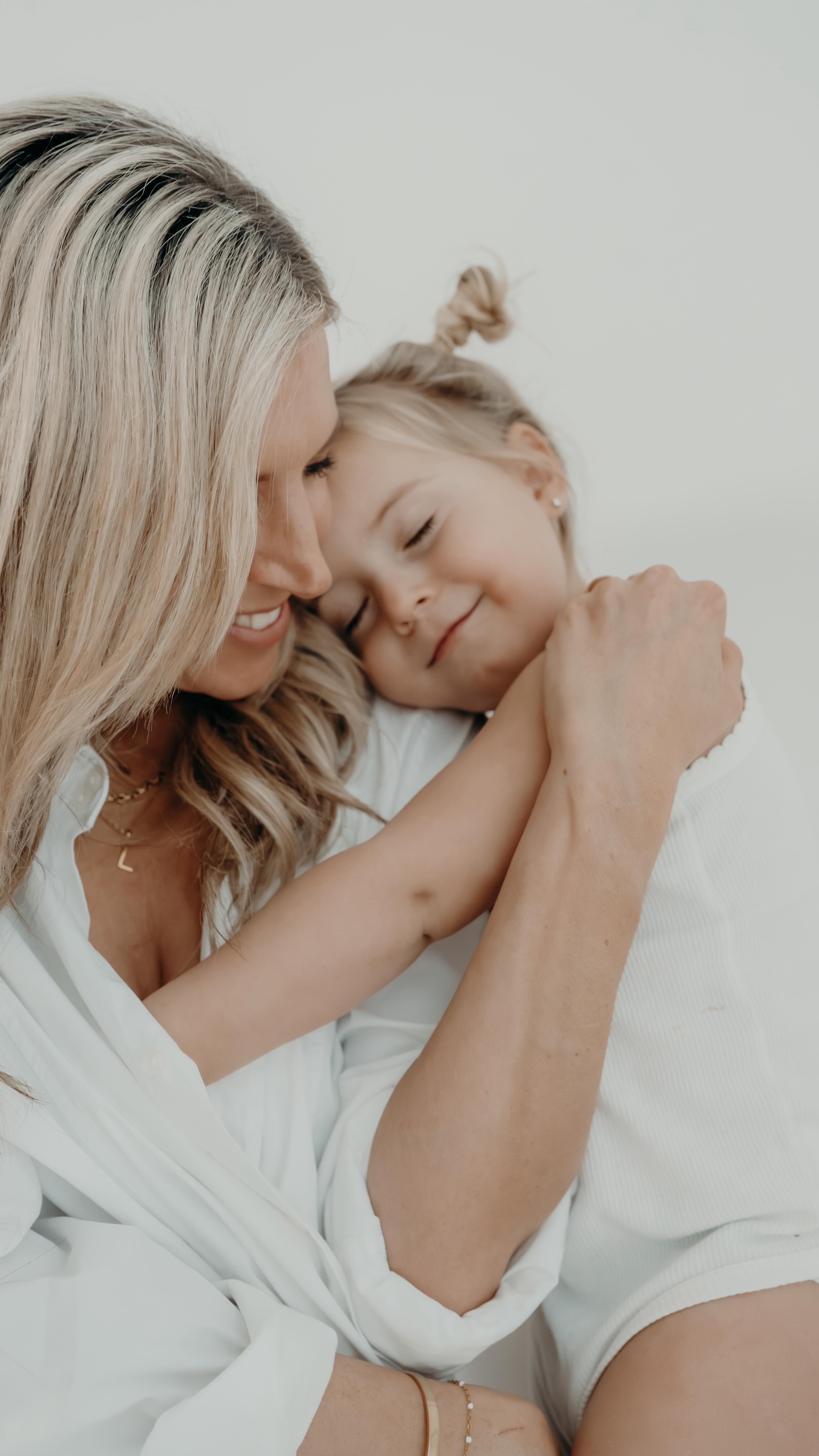 Vielleicht hast du kurz gezögert.
Vielleicht hast du gedacht:
„Ohne den Papa… darf ich das?“
Und vielleicht hast du es dann doch gelassen –
nicht, weil du es nicht wolltest,
sondern weil das schlechte Gewissen lauter war als dein Wunsch.
Aber weißt du was?
Diese Bilder sind kein Ausschluss.
Sie sind eine Erinnerung.
An Nähe.
An Liebe.
An Verbindung.
An dich – als Mutter.
Deine Kinder fühlen dich.
Jeden Tag.
Und manchmal ist es heilsam,
sich selbst einmal so zu sehen,
wie sie dich erleben:
präsent, weich, genug.
🤍
Du musst nichts erklären.
Du darfst dich wählen.
Folge @soulmom.era @soulmom.era @soulmom.era