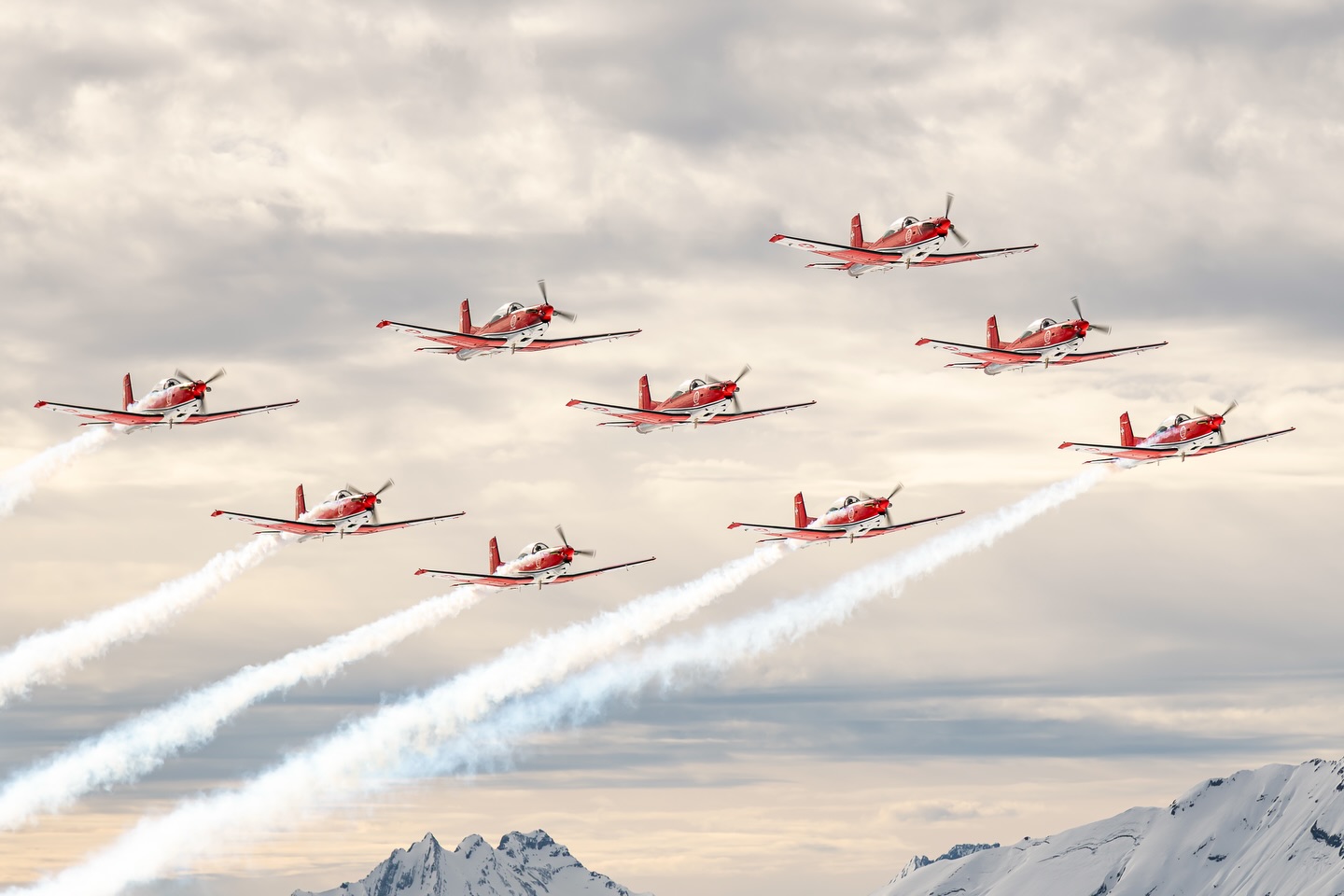 Aufgrund der Brandkatastrophe der Neujahrsnacht fliegen wir in diesem Jahr leider nicht an den FIS-Skirennen in Crans-Montana. Auch unsere geplanten Trainings in Emmen finden nicht statt.
Wir drücken den Athletinnen und Athleten die Daumen, wünschen allen Fans spannende Rennen und hoffen, im nächsten Winter wieder dabei zu sein! 🎿✨
———
Malheureusement, en raison de la catastrophe incendiaire survenue dans la nuit du Nouvel An, nous ne participerons pas cette année aux courses de ski FIS à Crans-Montana. Les entraînements prévus à Emmen sont également annulés.
Nous croisons les doigts pour les athlètes, souhaitons à tous les fans de belles courses et espérons être de retour l’hiver prochain ! 🎿✨
———
Purtroppo, a causa della grave catastrofe incendiaria avvenuta nella notte di Capodanno, quest’anno non voleremo alle gare di sci FIS a Crans-Montana. Anche gli allenamenti programmati a Emmen non avranno luogo.
Facciamo il tifo per le atlete e gli atleti, auguriamo a tutti i fan gare emozionanti e speriamo di tornare il prossimo inverno! 🎿✨
———
Unfortunately, due to the fire disaster on New Year’s night, we will not be flying at the FIS ski races in Crans-Montana this year. Our planned training sessions in Emmen will also not take place.
We’re keeping our fingers crossed for the athletes, wish all fans exciting races, and hope to be back next winter! 🎿✨
📸 @victor31ch | #pc7team #swissairforce #aviation #cransmontana #switzerland