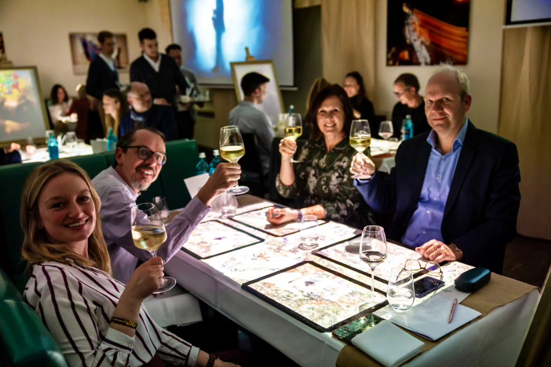 #sevenpaintings #dinner #menü #7gänge #7gängemenü mit #weinbegleitung #immersiveart #immersiveexperience #flemingshotel #schwabing #scheewars Foto: Flemings Hotels