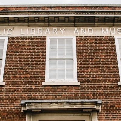 We've been introducing the artists and now it's time to introduce the venues. Our first port of call is Grantham Museum. Upstairs (Please ask staff if you need access to the lift) you'll find an array of artists including professional and amateur painters, sculpture and ceramics. You can even have a go with some clay for free (small charge if you want to keep your item or have it fired and/or glazed) #Grantham #Granthamartstrail #creative #culture #art #artist #investsk