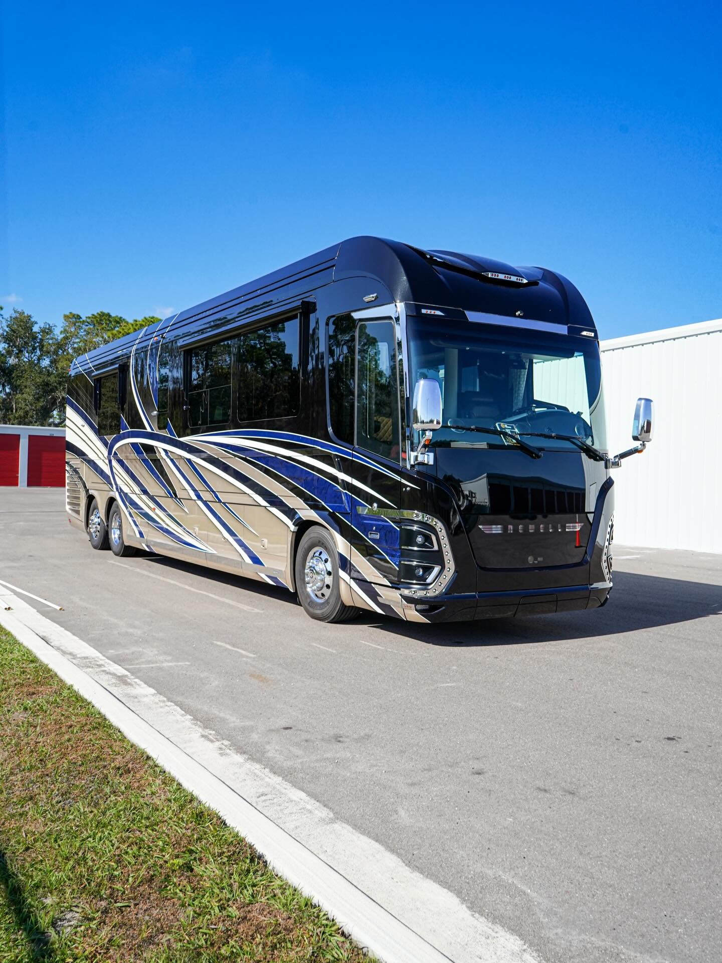 Newell P50 in for a full 1 Step Paint Correction using @3dcarcare correction line & a Lifetime Borograph Ceramic coating from @nanoproceramic . This motorhome is the pinnacle of luxury on wheels with an MSRP of nearly 3 Million this was our most delicate task by far.
•
•
•
•
#detailing #rvdetailing #viperdetailing #rvlife #bigrig