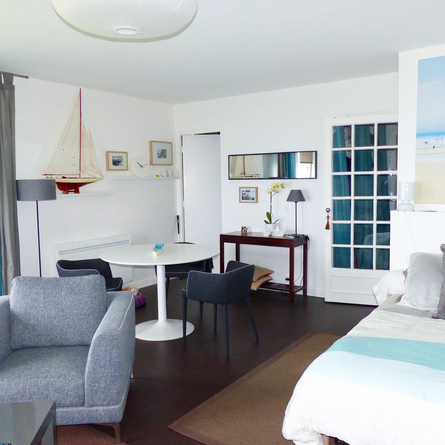 Appartement bord de mer 🌊 en #bzh pour lequel mes clients m'ont demandé de revoir l'agencement tout en réutilisant un maximum du mobilier existant pour faire de la location saisonnière
Déco épurée sur le thème bord de mer
Vous aimez ?
#deco #decorationinterieur #agencementinterieur #interiordesign #mer #bretagne #immobilier #appartement #appartementdesign #designinterior #design #finistere #concarneau