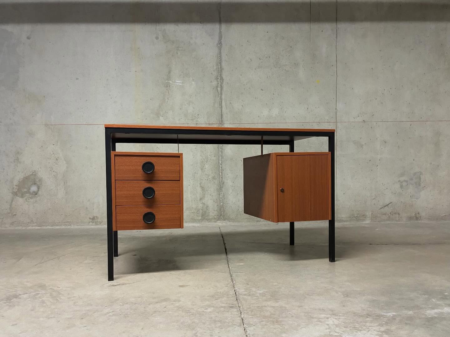 Bureau moderniste années 60 #bureaumoderniste #bureauvintage #annees60 #lyon