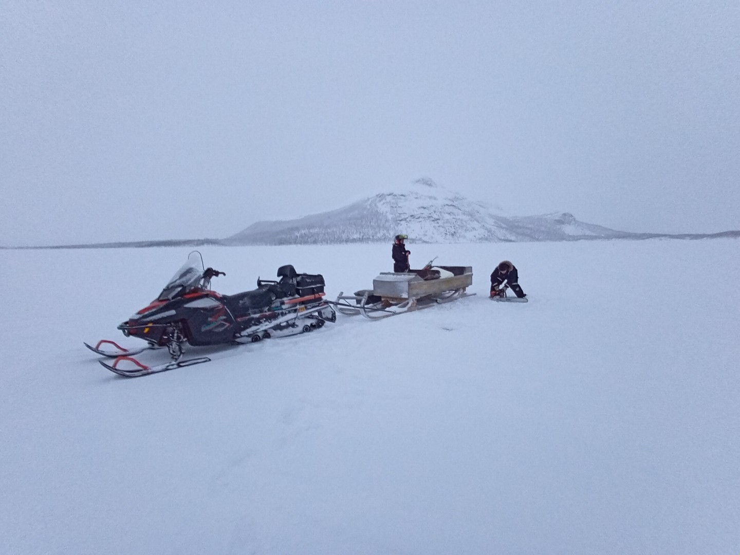 First winter sampling at Lake Kilpisjärvi, northern Finland ❄️🌌
At 69°N, with -30°C temperatures and just a few hours of twilight, our team collected water, ice, benthic invertebrates and salmonid fish . See the full story on on website (link in bio)
#FROSTResearch #ArcticSciences #ArcticResearch #Frosties #Kilpisjarvi #Helsinki
