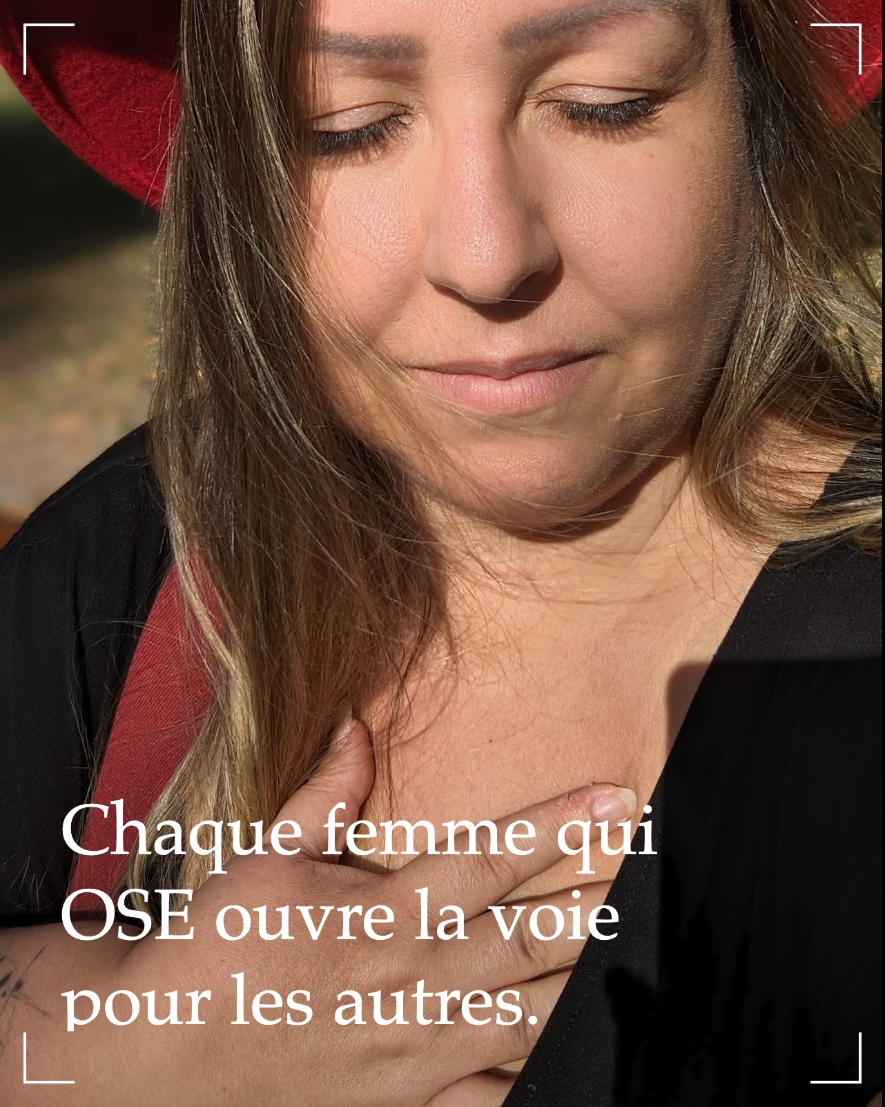 Chaque femme qui ose ouvre la voie pour les autres.
Il y a 5 ans, pendant le second confinement, j'ai eu un déclic violent.
Une version de moi endormie depuis des décennies s'est réveillée avec une furieuse envie de vivre.
Pour de vrai.
Pas selon les règles des autres.
J'ai plongé dans tout ce que je m'étais interdit : la spiritualité, l'ésotérisme, la puissance du féminin.
Aujourd'hui, quand je ferme les yeux en méditation, je me vois.
Je suis dans une forêt, au bord d'une rivière.
Je suis la matriarche, la guide aux longs cheveux blancs.
Je suis assise en cercle avec vous, sous les arbres, près d'un chalet en bois qui sent la résine et la liberté.
Mon business, c'est ce cercle. Et mon job, c'est la transmission.
Je mélange mes 20 ans d'expertise brute (stratégie, webdesign, gestion, RH) avec cette connexion profonde à ce que nous sommes vraiment quand on arrache les injonctions.
T'es fatiguée de jouer à la "femme d'affaires" selon les codes des hommes ?
T'as envie que ton business soit une source de joie, pas un PGE à rembourser en tremblant ?
T'as envie de parler de ton mindset, de ton mec, de tes doutes, de tes dons... et de faire du cash avec tout ça ?
Le Cercle des Patronnes est là pour ça.
Mon mentorat privé aussi.
On ne va pas juste "travailler". On va architecturer ta Renaissance.
Dis adieu à la version de toi que tu as connue.
La nouvelle est là.
Et elle t'attend.
Écris-moi