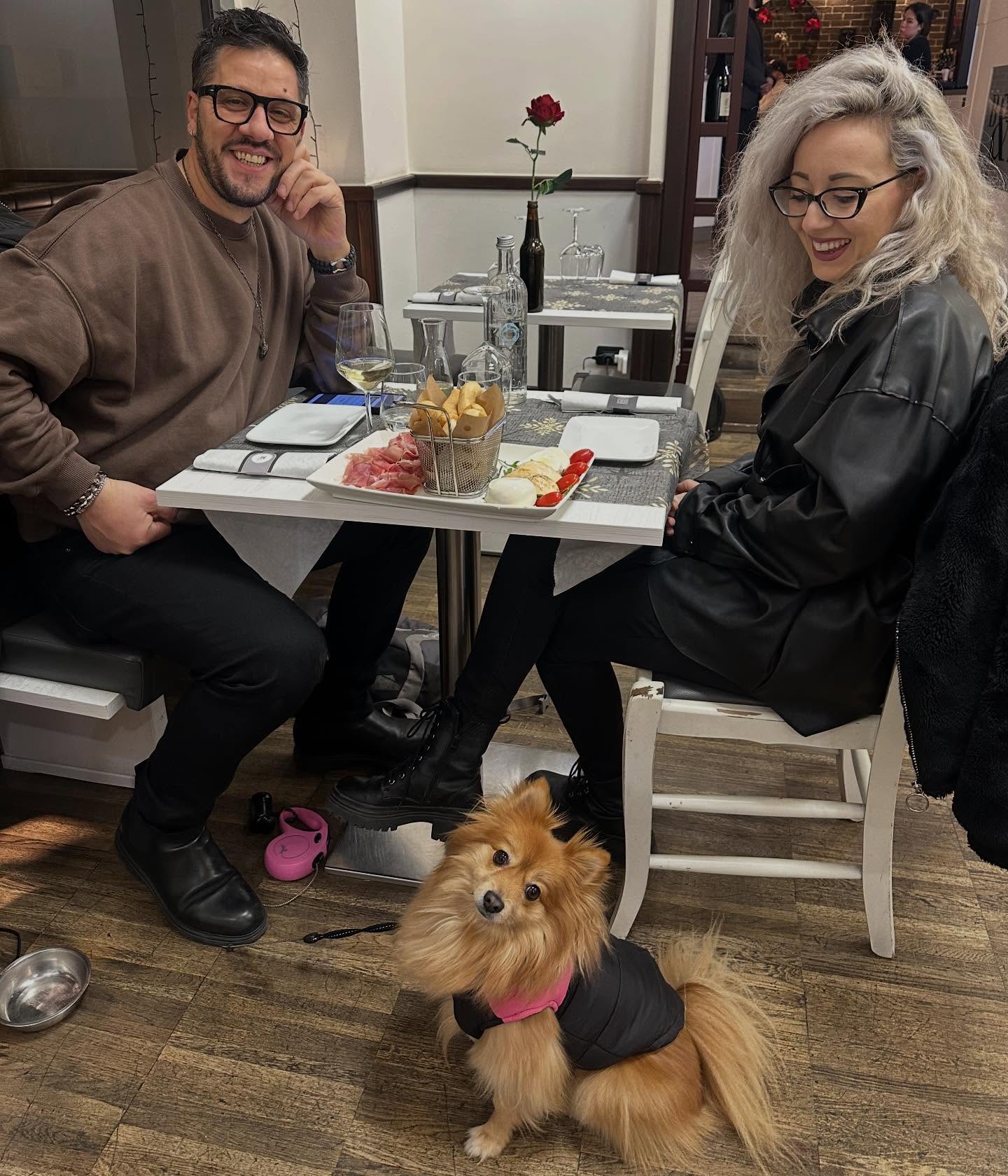 ♥️🫶Grazie di cuore ai nostri vincitori della cena giveaway di Arona!
È stato un vero piacere avervi con noi e condividere insieme questa esperienza fatta di gusto, sorrisi e passione 🍕🔥
Grazie a tutti voi per l’energia, l’entusiasmo e l’amore che ci dimostrate ogni giorno. Momenti come questi sono il motivo per cui facciamo quello che facciamo.
Continuate a seguirci… presto arriveranno nuove sorprese ✨
#vincitorigiveaway #aronalovers #aronacity #pizzaexperience pizzatime#arona