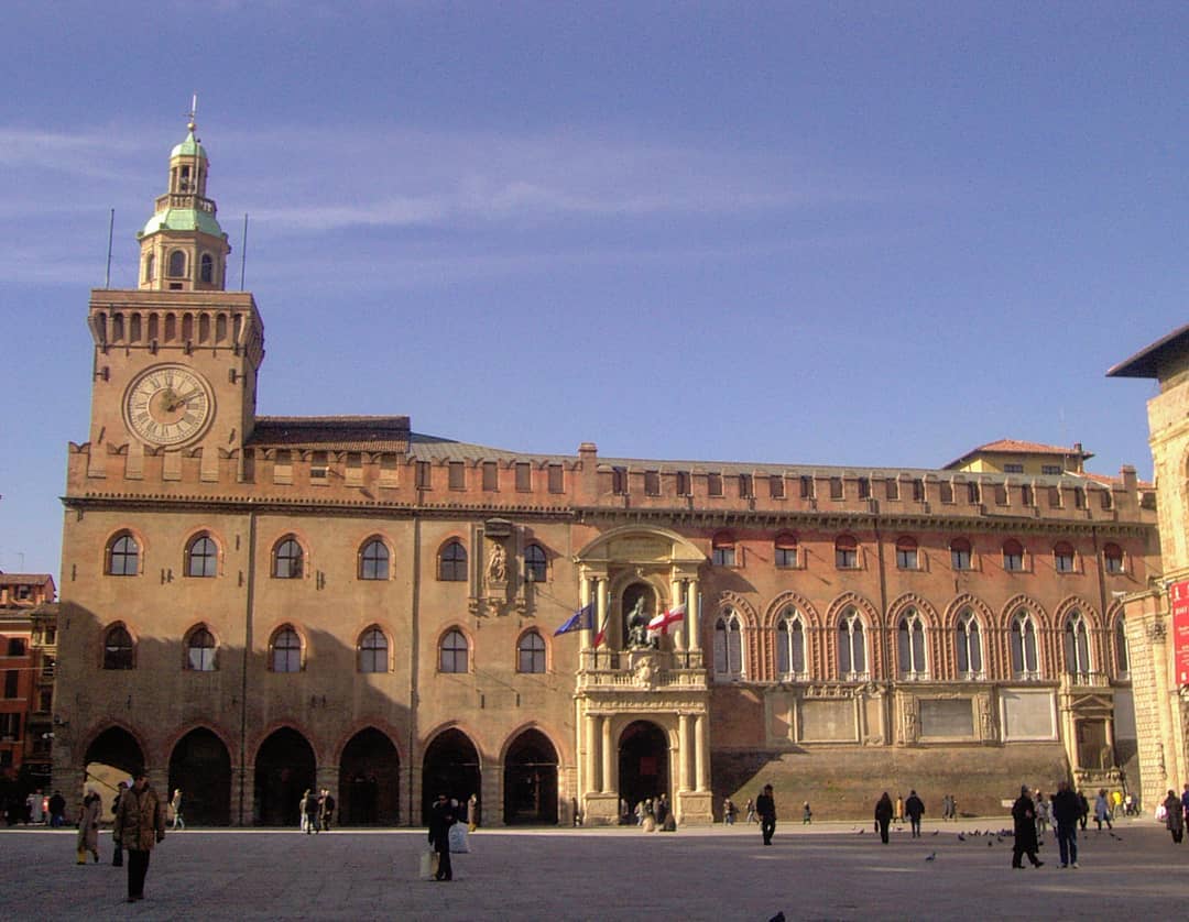 I professionisti di ASP.ILT Studio Associato hanno svolto diversi lavori di restauro presso Palazzo d'Accursio.
Qui si riporta una delle fotografie di ASP.ILT, ritraente il Palazzo, elemento fondamentale per Piazza Maggiore, che le conferisce un aspetto istituzionale e monumentale. La facciata è frutto dei più recenti restauri in stile novecenteschi e presenta opere d'arte importantissime, come la Madonna di Piazza di Nicolò dell'Arca.
.
.
Foto di ASP.ILT
.
#bologna #bolognawelcome #igbologna #igersbologna #igitaly #igersitalia #volgobologna #vivobologna #italia #viaggionellabellezza #arte #architettura #emiliaromanga #vivobologna #vivoemiliaromagna #igersemiliaromagna #architetturaitaliana #bologna_city #labellabologna #loves_bologna #italy #tourist #tourism #piazzamaggiore #nettuno #palazzodelpodestà #palazzodaccursio #comunedibologna