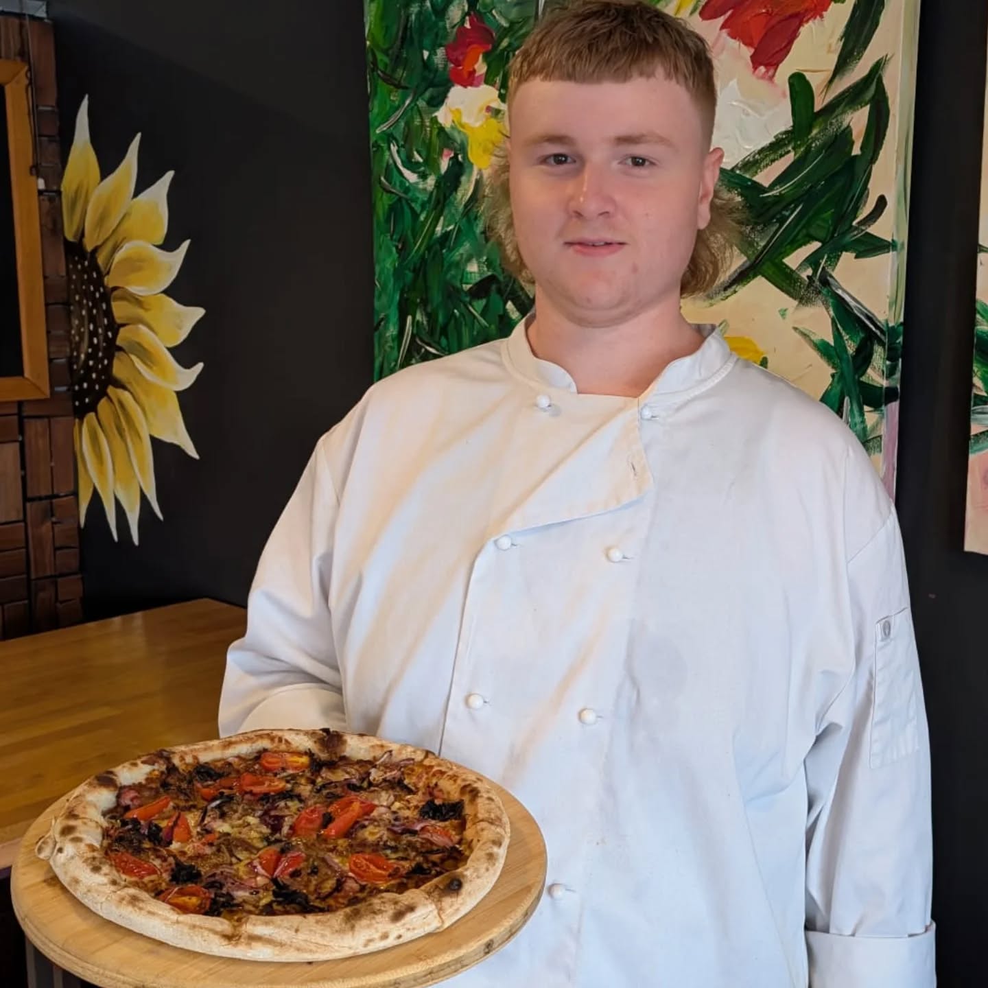 Meet chef Darkan 👋🏼 Darkan has been working at our Clarkson store for the past year, he's one of our hardest working employees and we thought he deserved the spotlight! He's the creator of our new chef's special - Sneaky Piglet. Come and try our newest pizza and say hi to Darkan ☺️
#slowdoughpizzas #sourdoughpizza #perthfood #perthpizza #youngchef