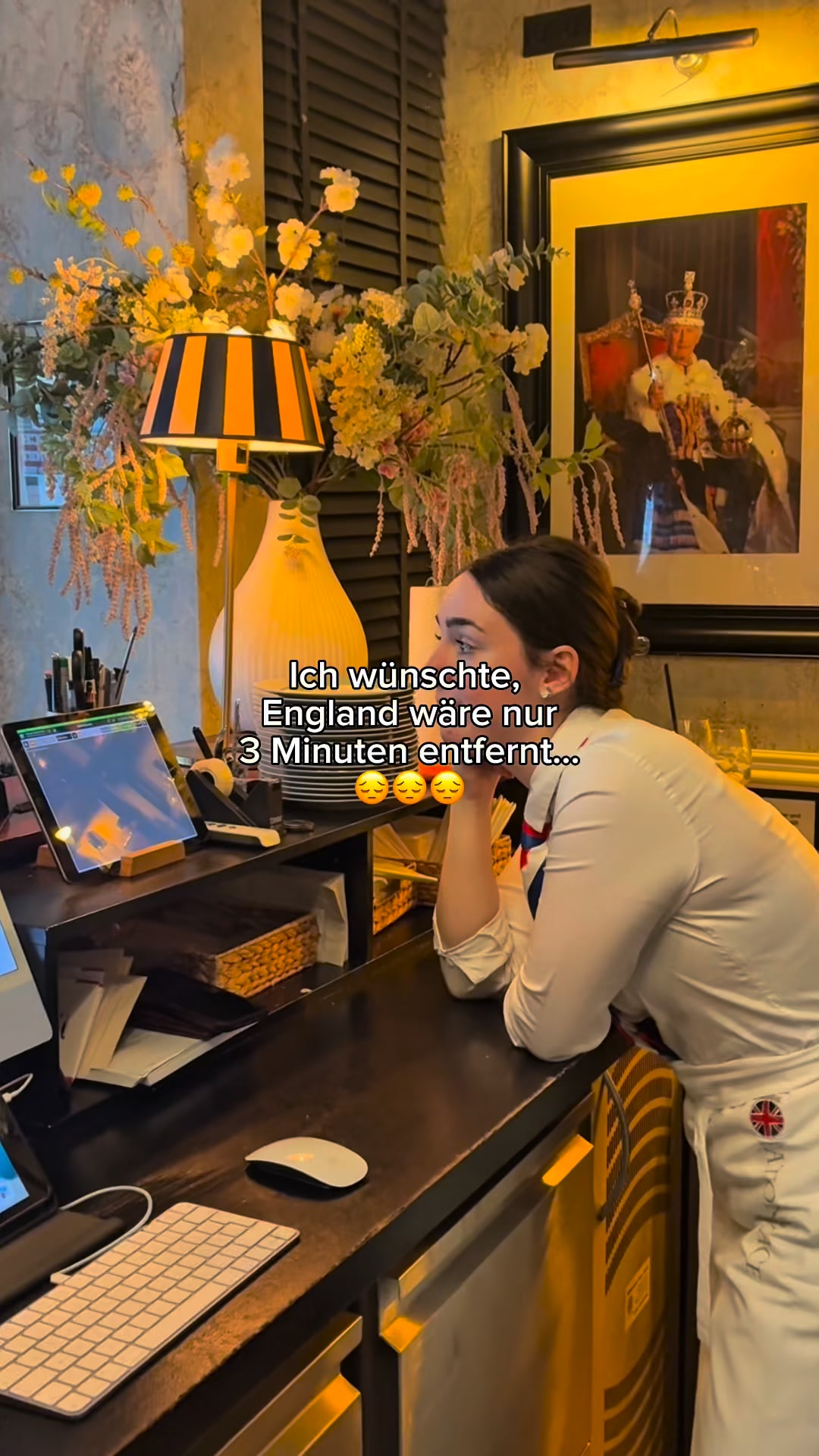 POV: London is just a 3-minute walk away.
Es wusstet ihr, dass ihr für das volle England Feeling kein Flugticket braucht?💂🇬🇧
Falls ihr es noch nicht auf dem Schirm hattet: Unser Store ist kein „Long Distance Trip", sondern buchstäblich nur ein paar Geh- Minuten vom Café entfernt.🫖
Egal ob ihr euer Tea-Game upgraden wollt, ein Geschenk sucht oder einfach nur British Interior Inspo braucht; wir haben den Store vollgepackt mit dem besten Stuff direkt aus UK.☺️
9 Ottenser Hauptstraße 46, 22765 Hamburg - see you there!😉
#EatonPlaceStore #Ottensen #Hamburg #England
#Britishlifestyle