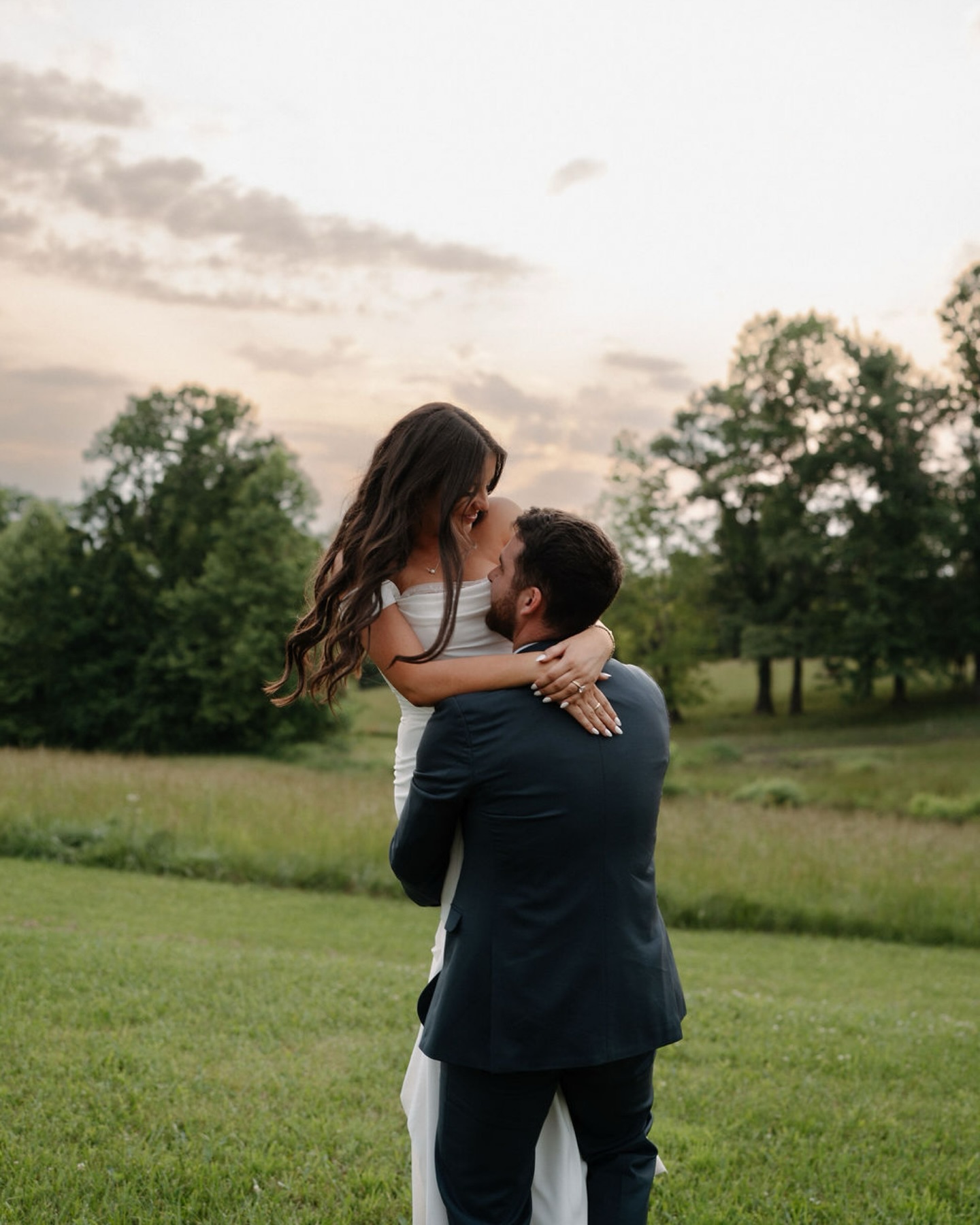 Take me back to May 🕊️
Macy + Macklin | May 31, 2025
Venue: 4C Ranch and Events
Photography: @kaitlyncarterphotography
Coordination: @thesocialeditky
Caterer: @thompsoncatering
DJ: Danny McIntosh (Groovin’ with Goob)
Bar: The Social Sip
Hair + Makeup: Beauty by Kourtney Clark
Floral Arch: Mike Reed
Transportation: @coachmanandco