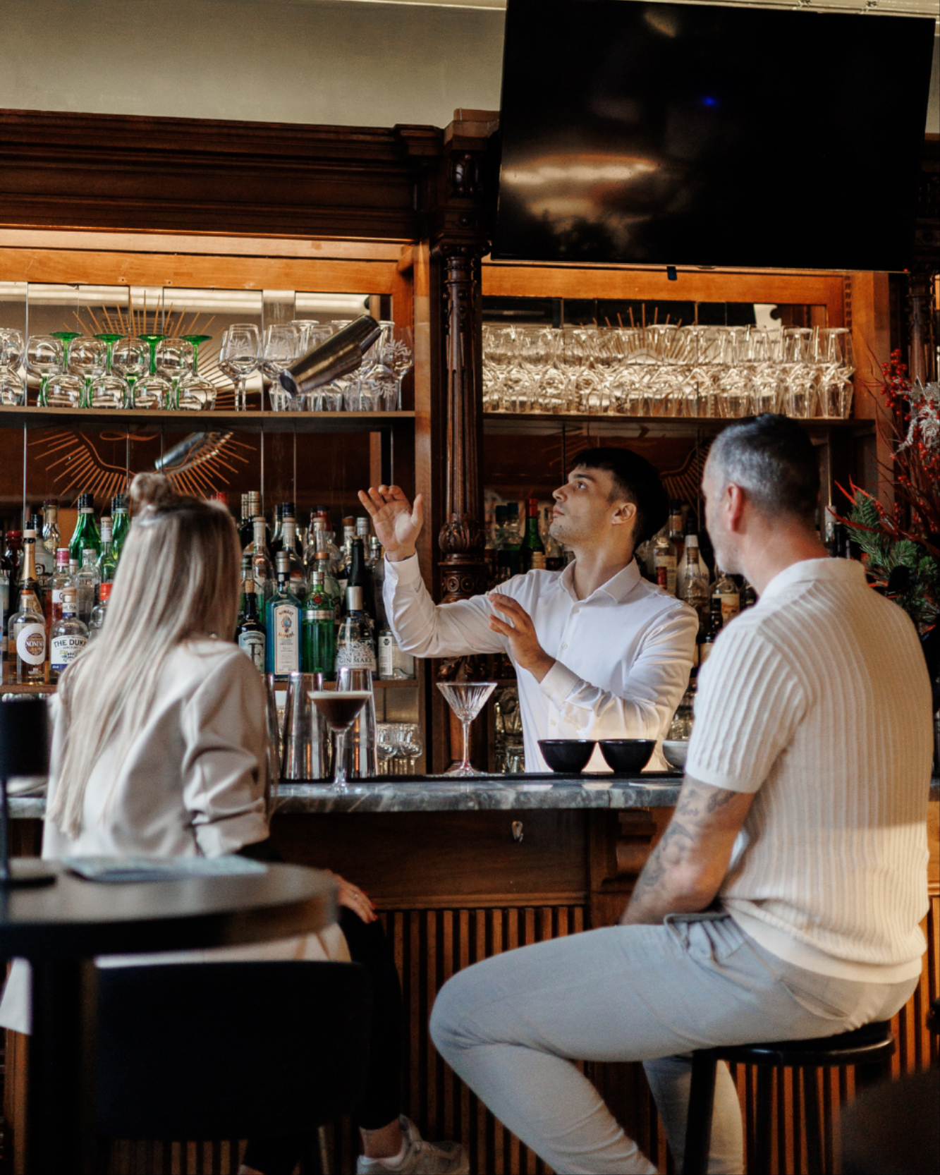 Gute Abende entstehen nicht zufällig. Sie sind das Ergebnis von Erfahrung, Aufmerksamkeit und einem Team, das Hand in Hand arbeitet. Hinter der Bar trifft Präzision auf Persönlichkeit – mit dem Anspruch, jedem Moment die richtige Note zu geben.
#ludwigs #teamarbeit #barteam #gastfreundschaft #50jahreludwigs