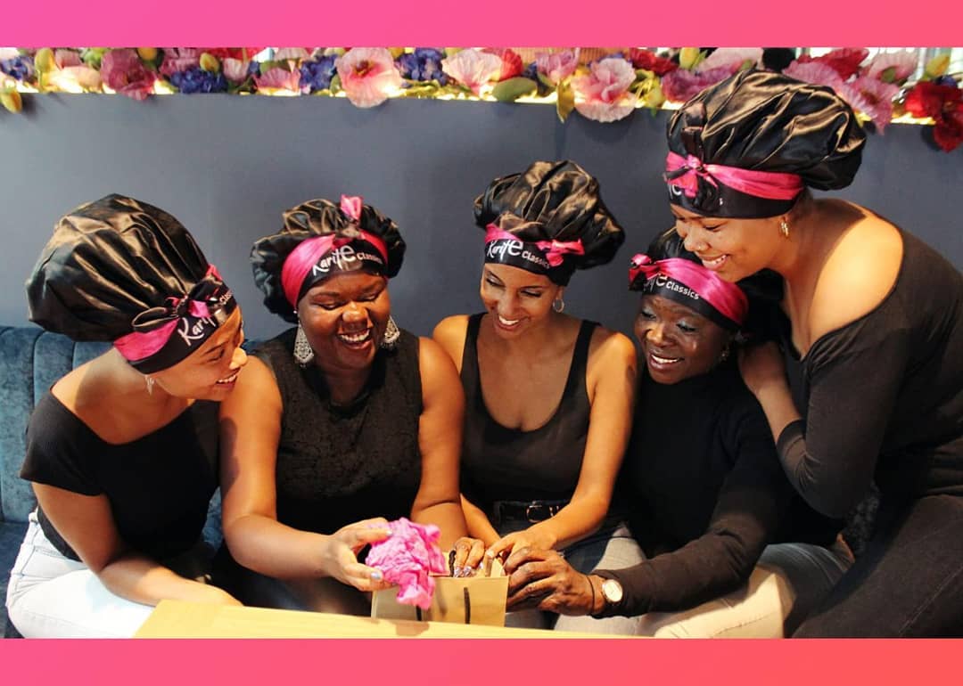 💗Sweet Dreams Satin Bonnets💗
by Karité Classics
No more slipping and sliding...
Dank unserer #ultrasecure Satin Bonnets zum Zubinden, müsst ihr euch ENDLICH keine Sorgen mehr machen, dass ihr morgens ohne Bonnet aufwacht🤭🙌🏽
🌟Die Bonnets sind AB SOFORT bei all unseren Workshops erhältlich! UND natürlich, wie alle anderen #kariteclassicsproducts, auch per DM bestellbar 💌! Also greift zu, solange der Vorrat reicht.
🌟#LimitedEdition: black&pink, wendbar, zum Zubinden, bietet genügend Platz für voluminöse (Afro-)Locken sowie lange Box Braids, Cornrow, Locs, Twists, etc.
Auch für Kinderköpfe geeignet. Durch die Möglichkeit des Zubindens passen sich die Bonnets jeder Kopfform und -größe an.
Wir wünschen euch viel Spaß damit!🥰
#satinbonnet #afrogermany #sweetdreams #productlaunch #afrolocken #afrohaare #haarpflege #lockenpflege