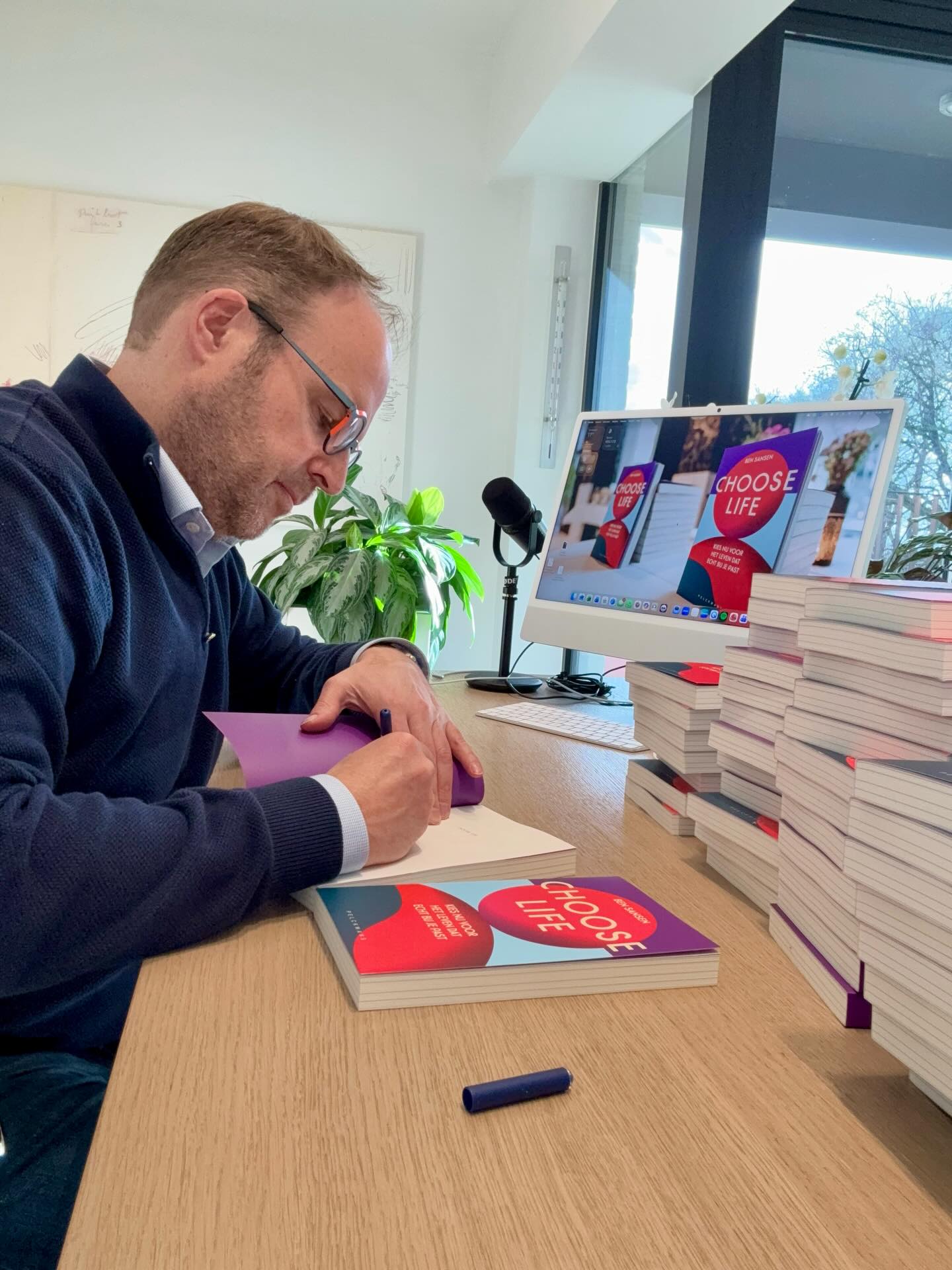 ‘Schrijf je er ook iets persoonlijk in of een goed advies voor mij’?
Dat doe ik telkens met veel plezier… met de aanvulling dat die andere 70.000 woorden in het boek ook al heel persoonlijk waren en bedoeld als advies voor een zinvol leven 😊😊😊.
Choose Life / Fijn WE!