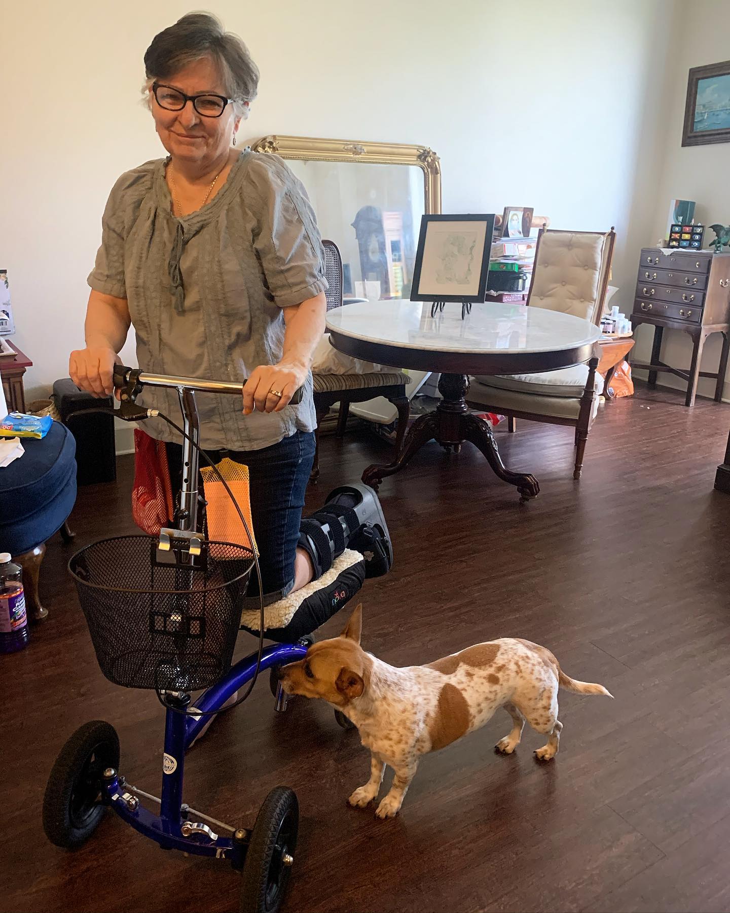 Another happy non-weight bearing customer. Thanks Doc!
#kneescooter #quarantinelife #austinkneescooter #mobilemedicalsolutions #wedeliver #footinjury #anklesurgery #atx #austin #kneerover #hybrid #austintexas