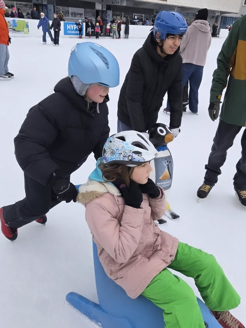 Wir machen einen Ausflug zum Eislaufverein.
Zwei Kinder laufen das erste Mal auf Eis und machen das schon großartig.
#eislaufverein
#institutfürerlebnispädagogik
#aktivspielplatzrennbahnweg
#ASP