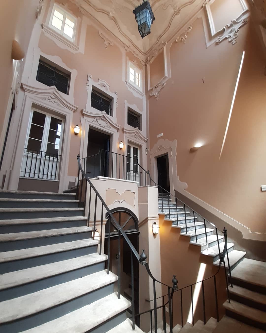 Promenade architettonica.
Un po' Sanfelice, un po' Le Corbusier, un po'... Escher! ๐
#Taranto #Puglia #weareinpuglia #volgotaranto #volgopuglia #volgoitalia #instapuglia #pugliatravel #puglialove #pugliagram #igerspuglia #baroccopugliese #italianarchitecture #architettura #tesori_italiani #palazzinobiliari #palazzistorici #Escher