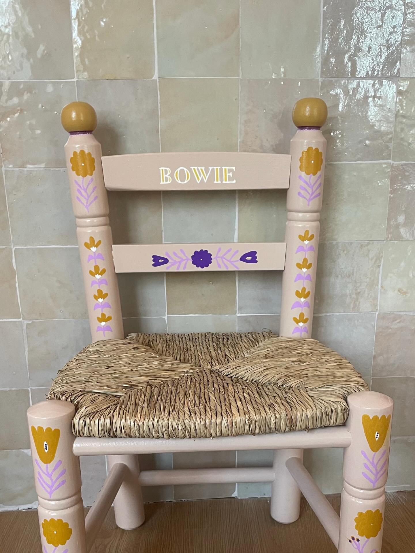 Klein stoeltje, grote fantasie 🌸💛
Dit stoeltje, speciaal gemaakt voor Bowie, is onderweg naar haar nieuwe thuis, klaar om daar nieuwe herinneringen te maken.
Na de vele uren werk met aandacht en liefde blijft het altijd een bijzonder moment (en even slikken) om ze uit handen te geven
