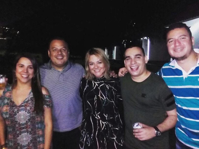 2016 marcó el inicio de mi recuperación del cáncer de ovario. Rodeada de amor, fuerza y personas que nunca soltaron mi mano 🤍
#trend2016 #amigos #familia #cancerfree #cabello