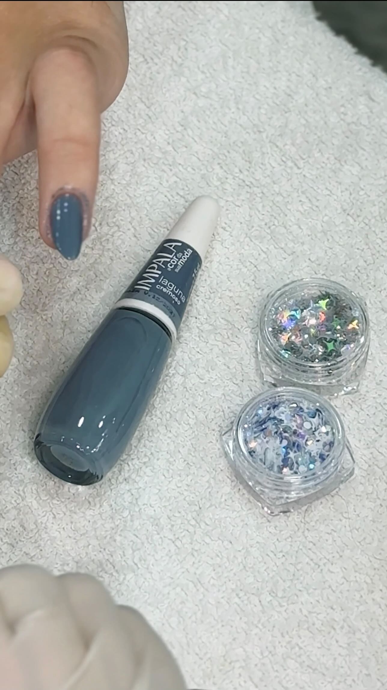 Unha de bloquinho, mas versão chic 🎉✨
Azul sofisticado + detalhes em glitter pra quem gosta de brilhar com estilo. Do jeitinho que a gente ama por aqui 💅💜