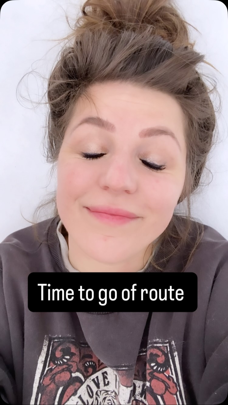 I just love to see how different the horses are and when their personalities shine. Every horse has a different type of energy. You can see it in the way they enter a new situation, what they are looking for and what they care about.
In this video you see us trying out the snow that is now slush and heavy, but also nice to sit or lay/on 😅🙌
#horses #horselifestyle #horse #migration #sweden #equinelove #equinelife #horseofinstagram #personalities #charakter #wuxing #manifestyourlife #thesecret #abrahamhicks #snow #healingwithhorses