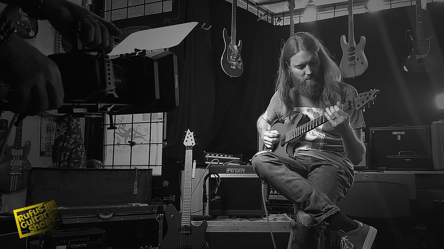 Jonathan gets his dive bomb on in this latest demo featuring @evhgear Check out @rufusguitarshop YouTube or igtv for the full video! 📷Mitch Parsons
#wolfgang #floydrose #vancouverrocks #vancouverguitar