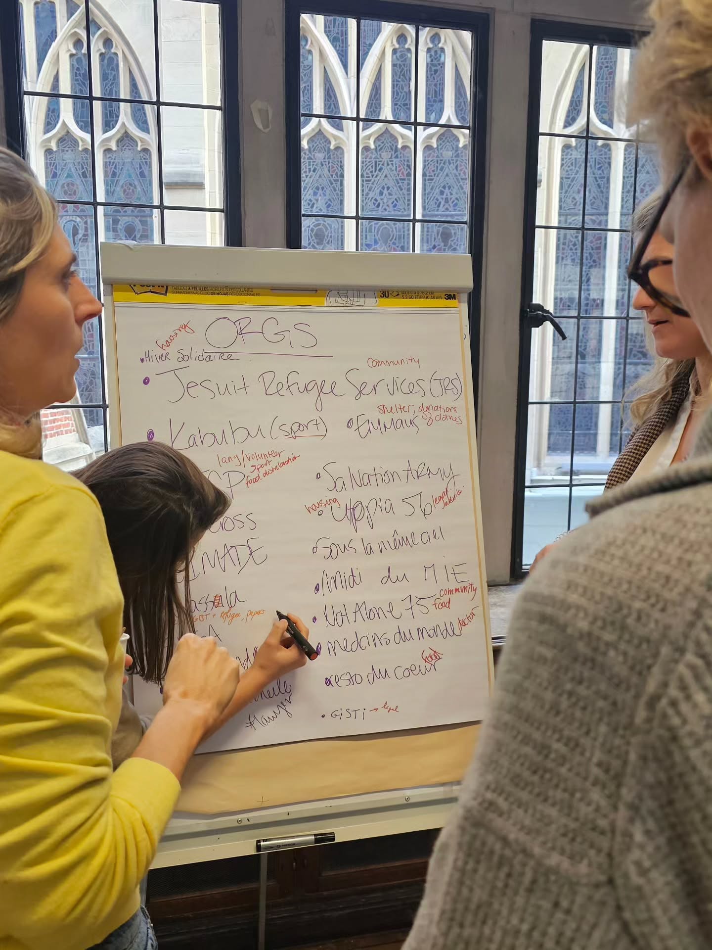 We're thrilled to be part of an incredible community of associations in Paris united to serve and accompany refugees in every step of their journey. Today, we met for the first time all together at an event organised by the @americanchurchinparis and we brainstormed ideas to better serve our beneficiaries, join resources, and expand our outreach together. We discussed our dreams, biggest challenges, and opportunities to work together!
Thanks to the Acp Mission Committee for organising this! It has been incredibly inspiring and an amazing opportunity for us to learn from other associations.
Thanks to a 100 NOW, Serve The City Paris, Sous le Même Ciel, Le foyer du Grenelle, the American Cathedral, St. Michael's Paris Church, and Hiver Solidaire for your presence today and service in Paris!