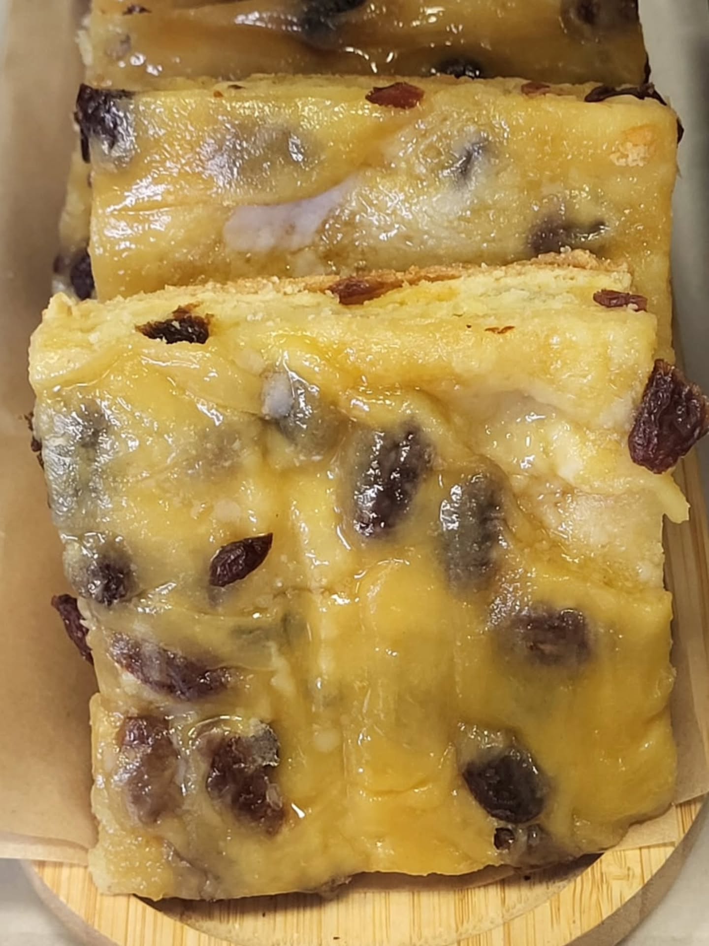 What about an old classic comfort cake... Lardy cake is a traditional, rich, and sticky cake! #suportlocal #indepentantbakery #familybakery #lardycake